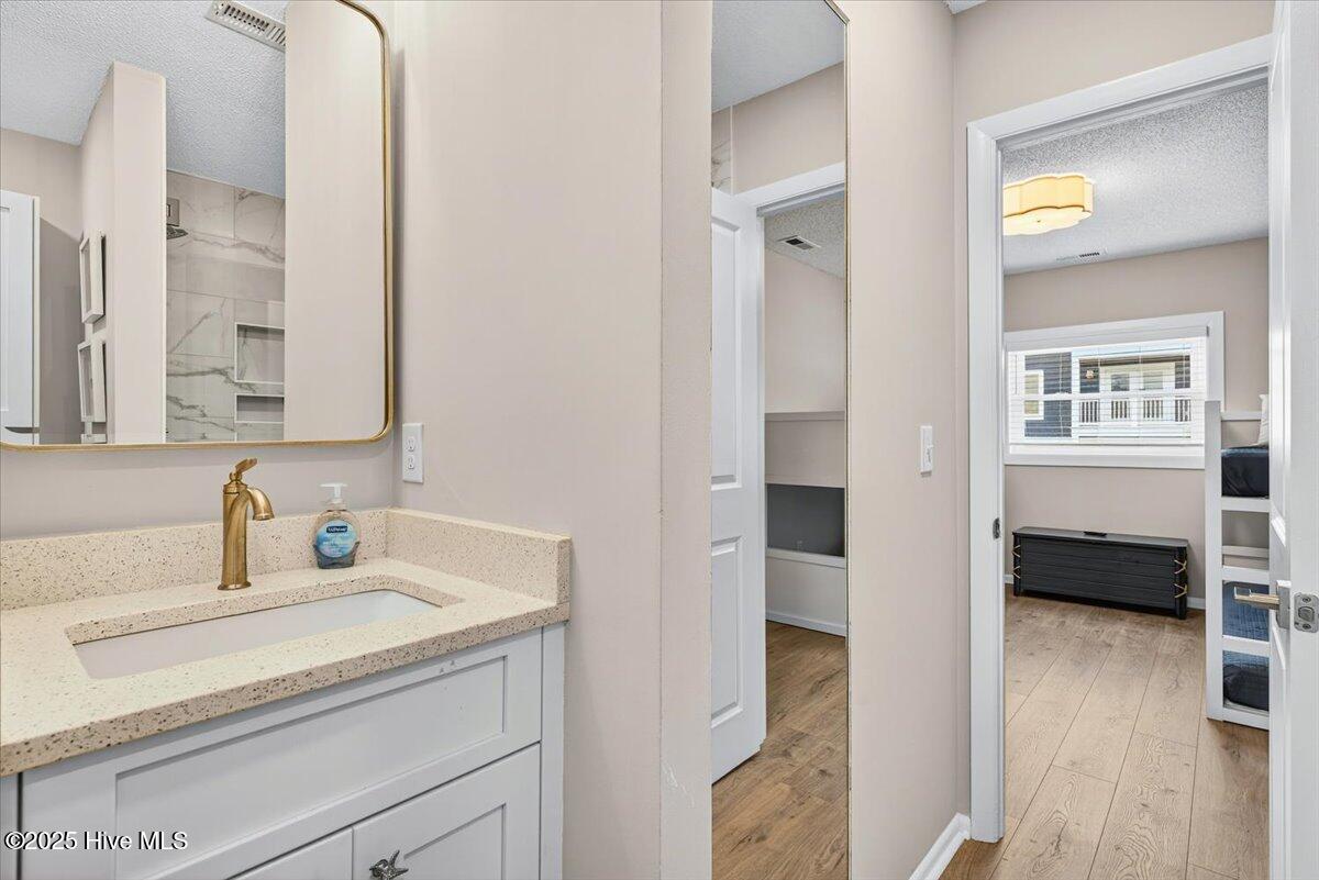 100530607 | Photo 18