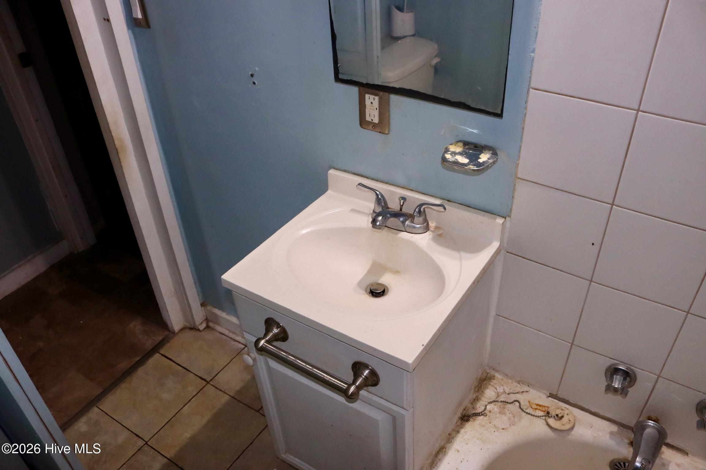 100547933 | Photo 35