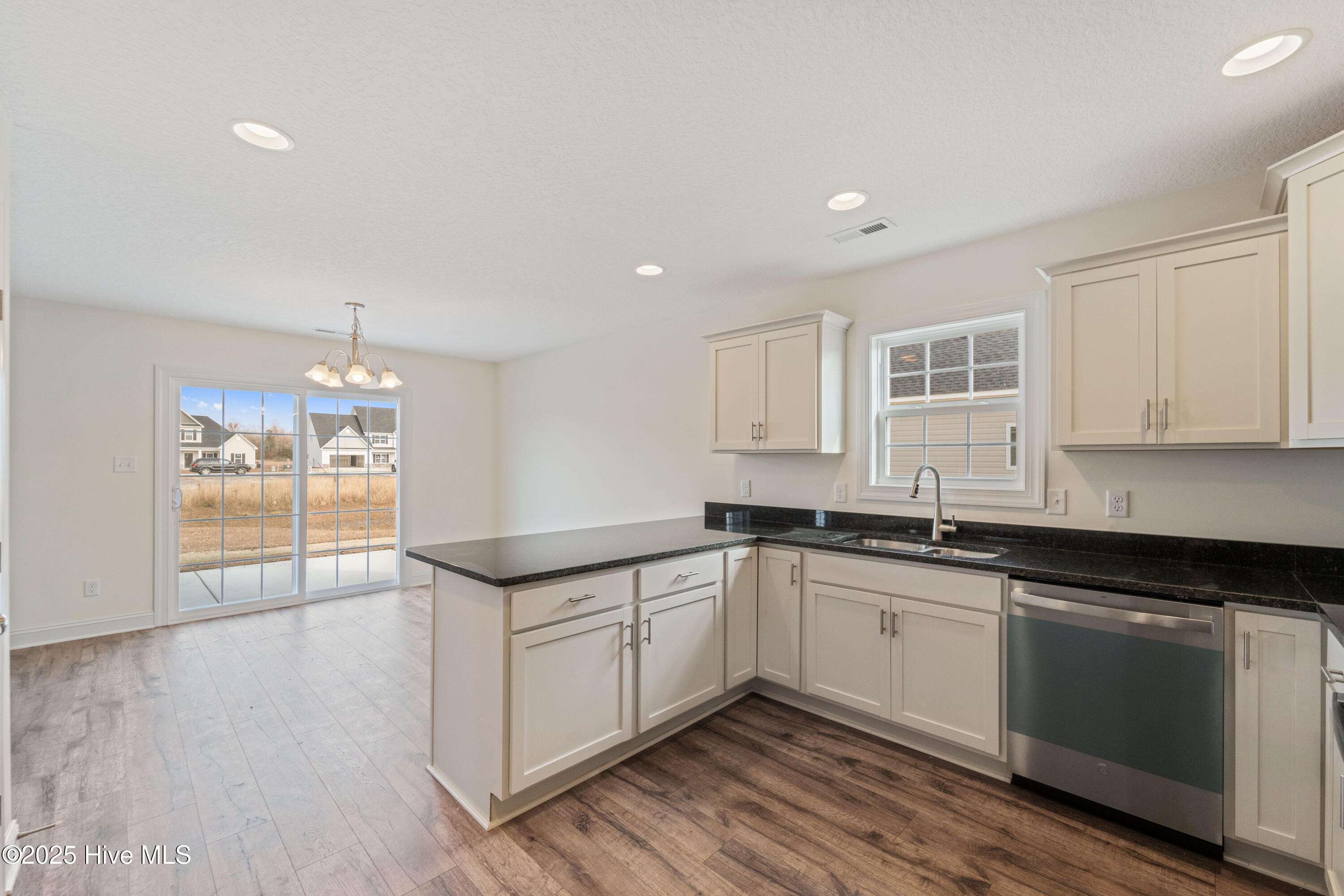 100519944 | Photo 13