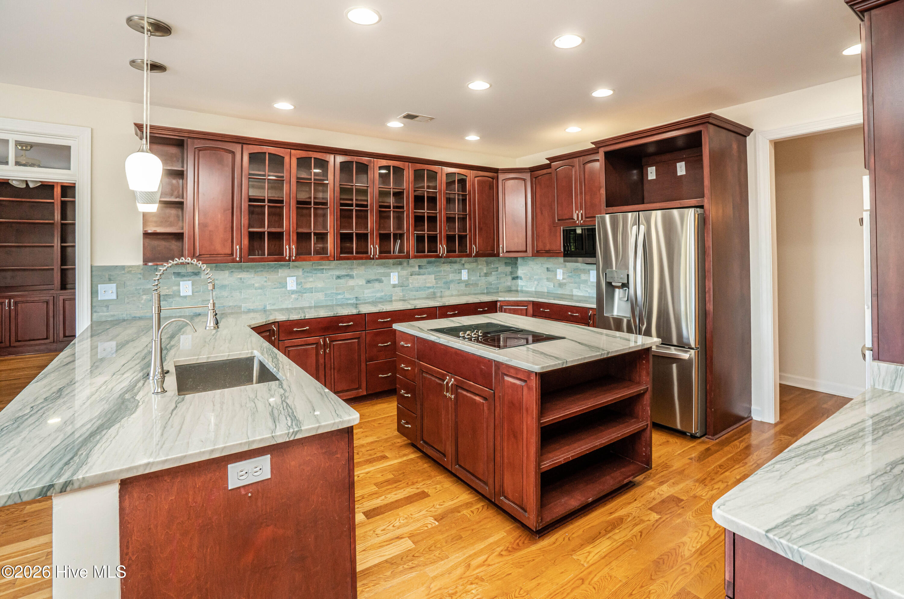 100553430 | Photo 26