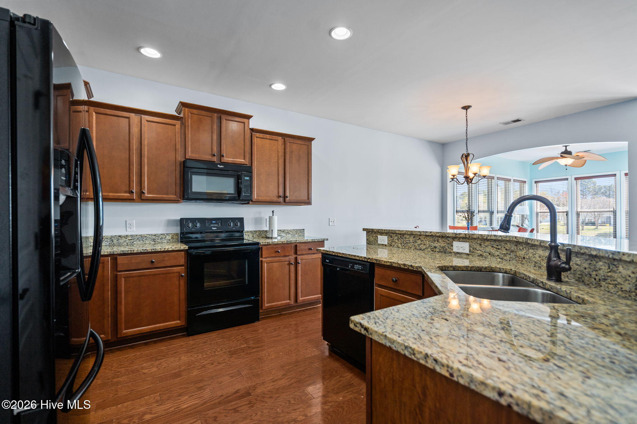 100562471 | Photo 15