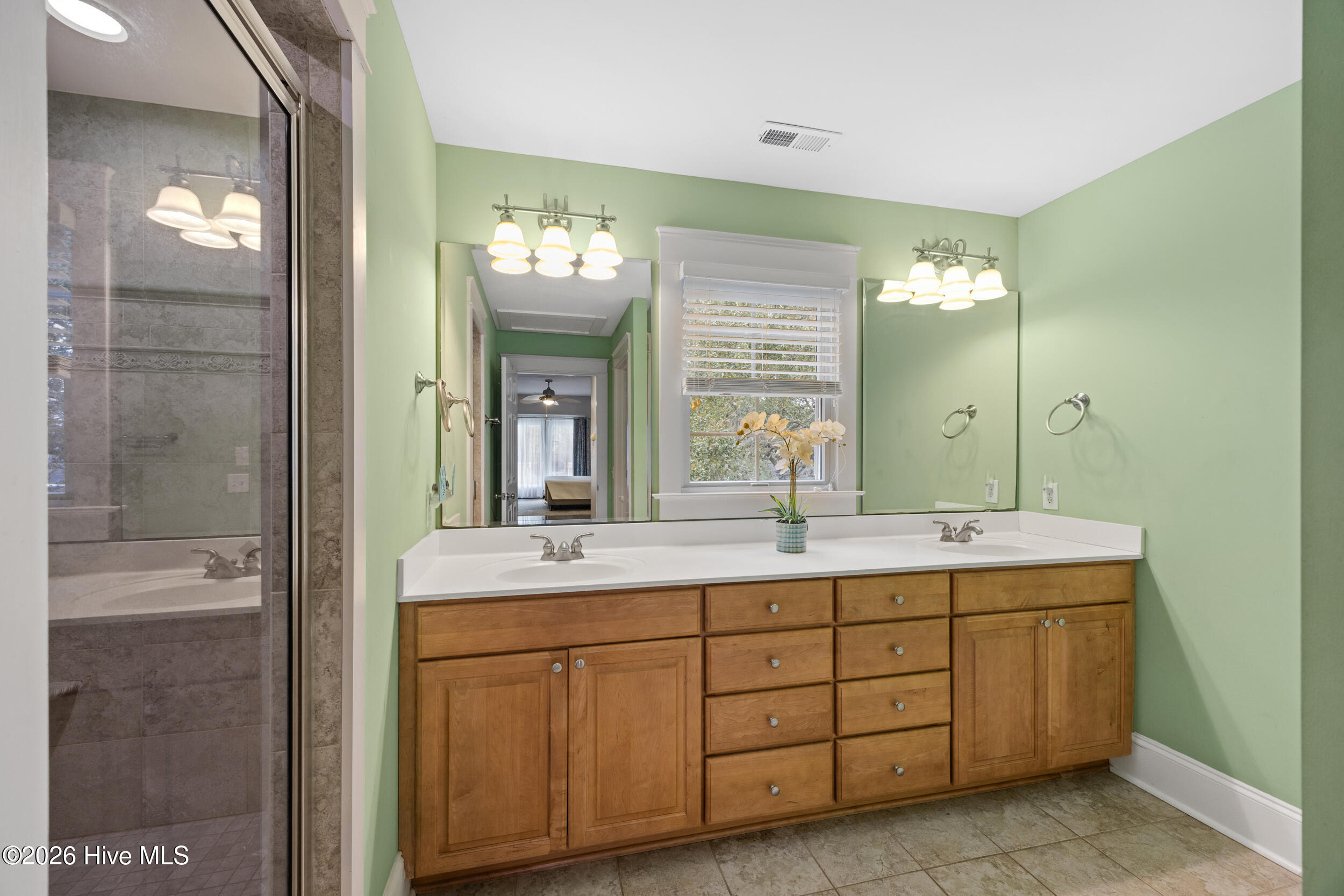 100555680 | Photo 40