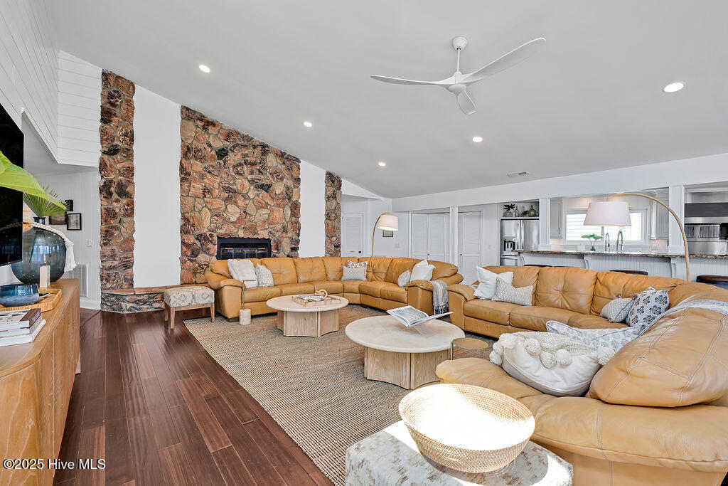 100508979 | Photo 16