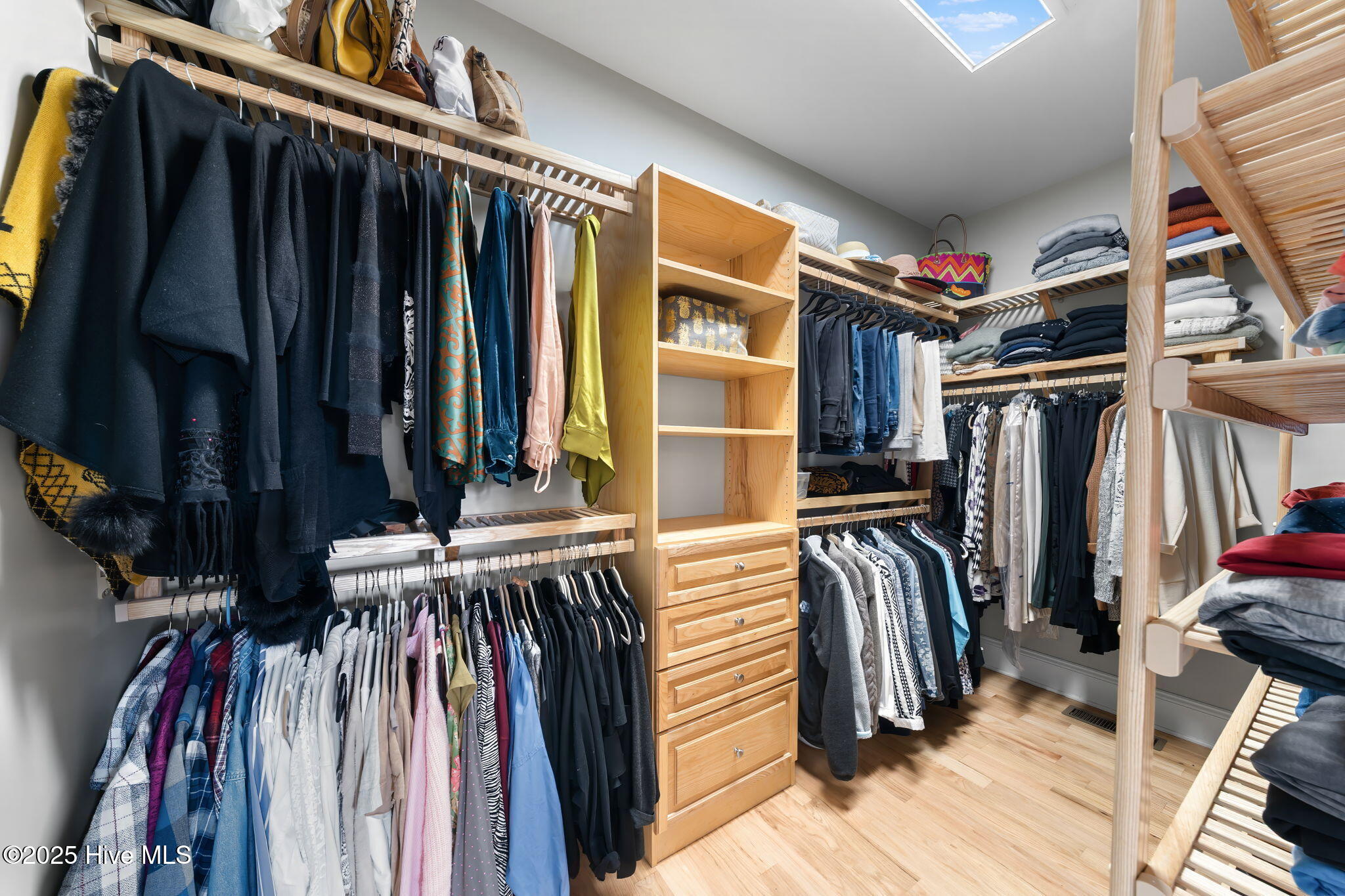 100544684 | Photo 35