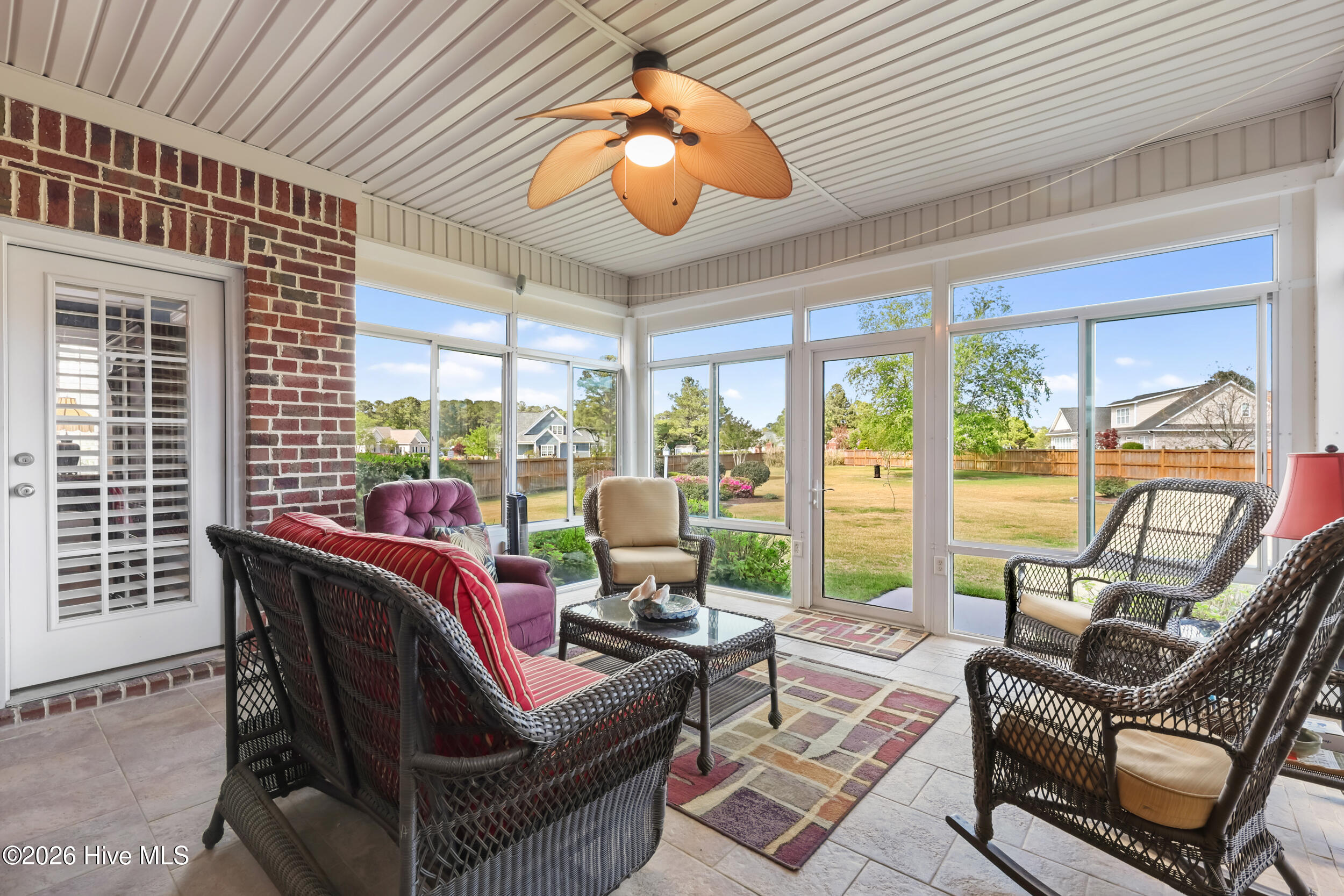 100565285 | Photo 40