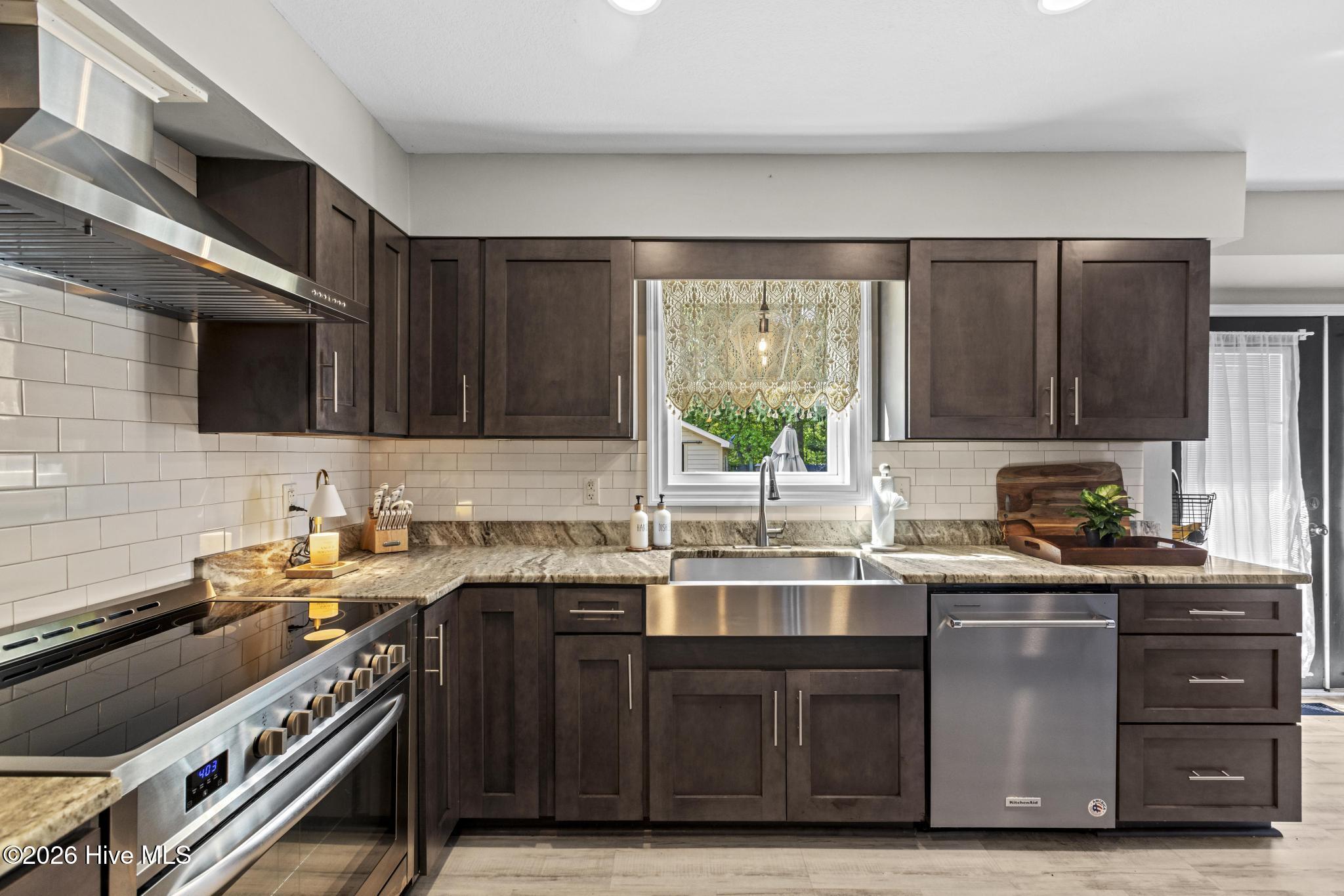 100568439 | Photo 14