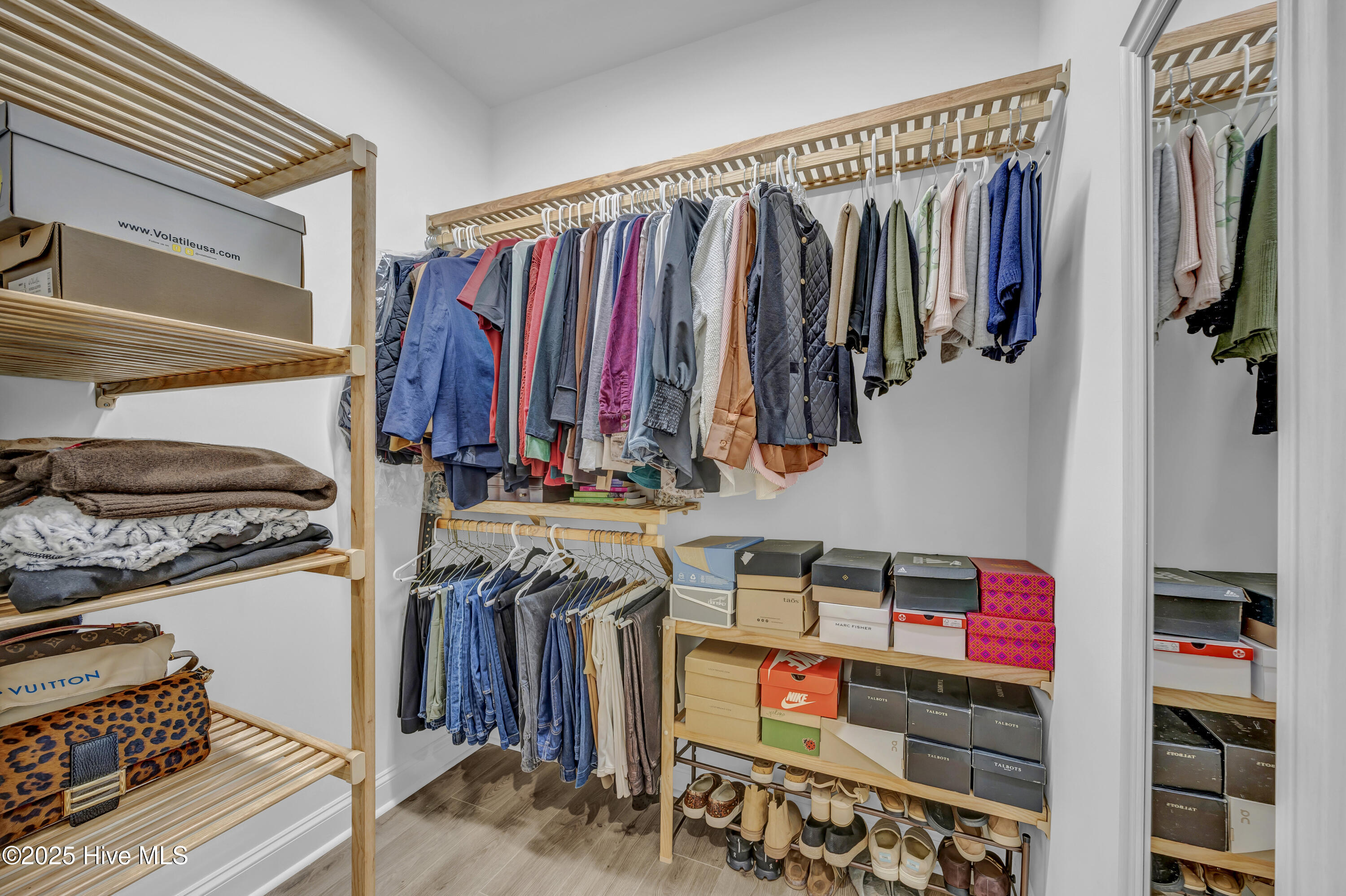 100544142 | Photo 15