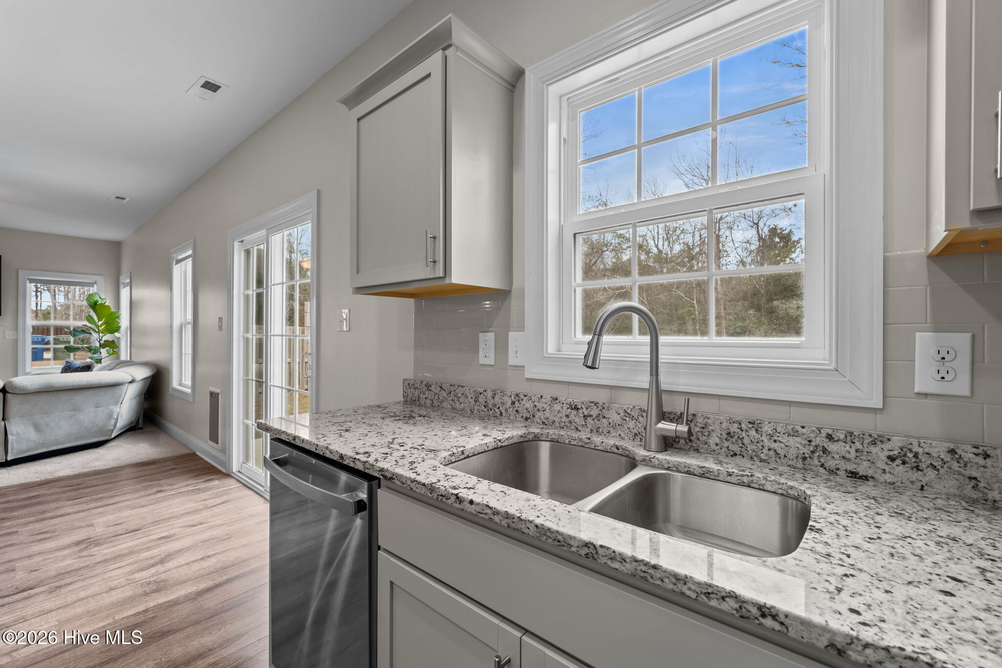 100549197 | Photo 26