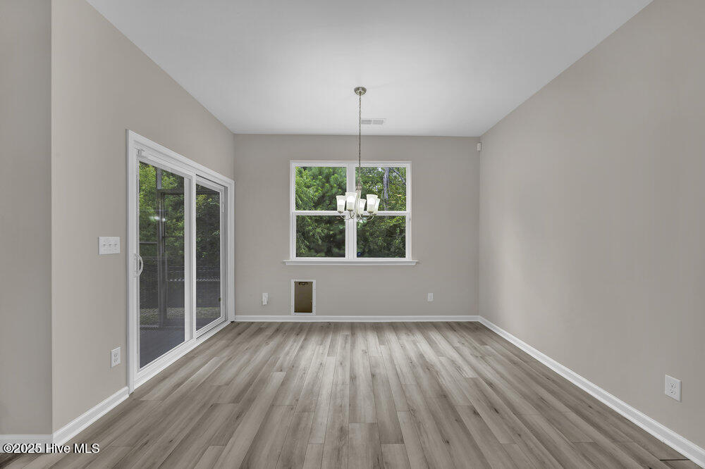 100520096 | Photo 10