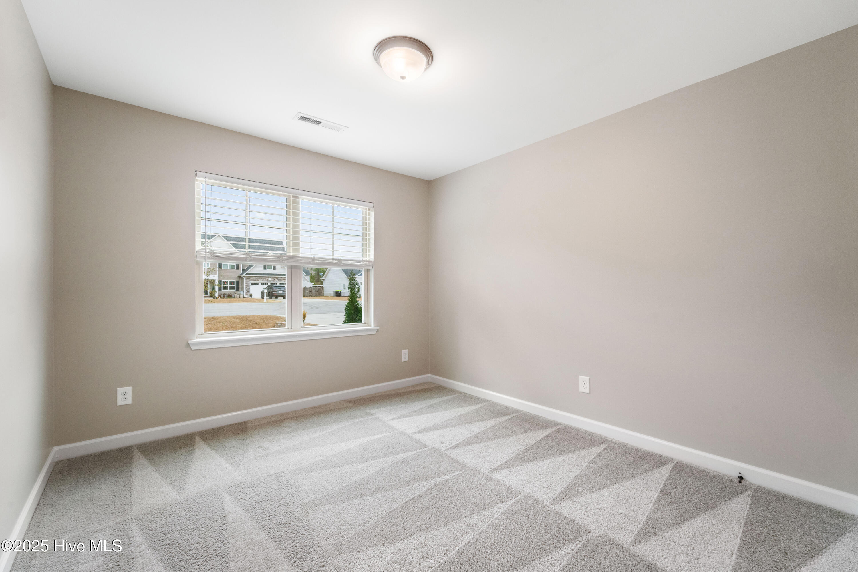 100538677 | Photo 15