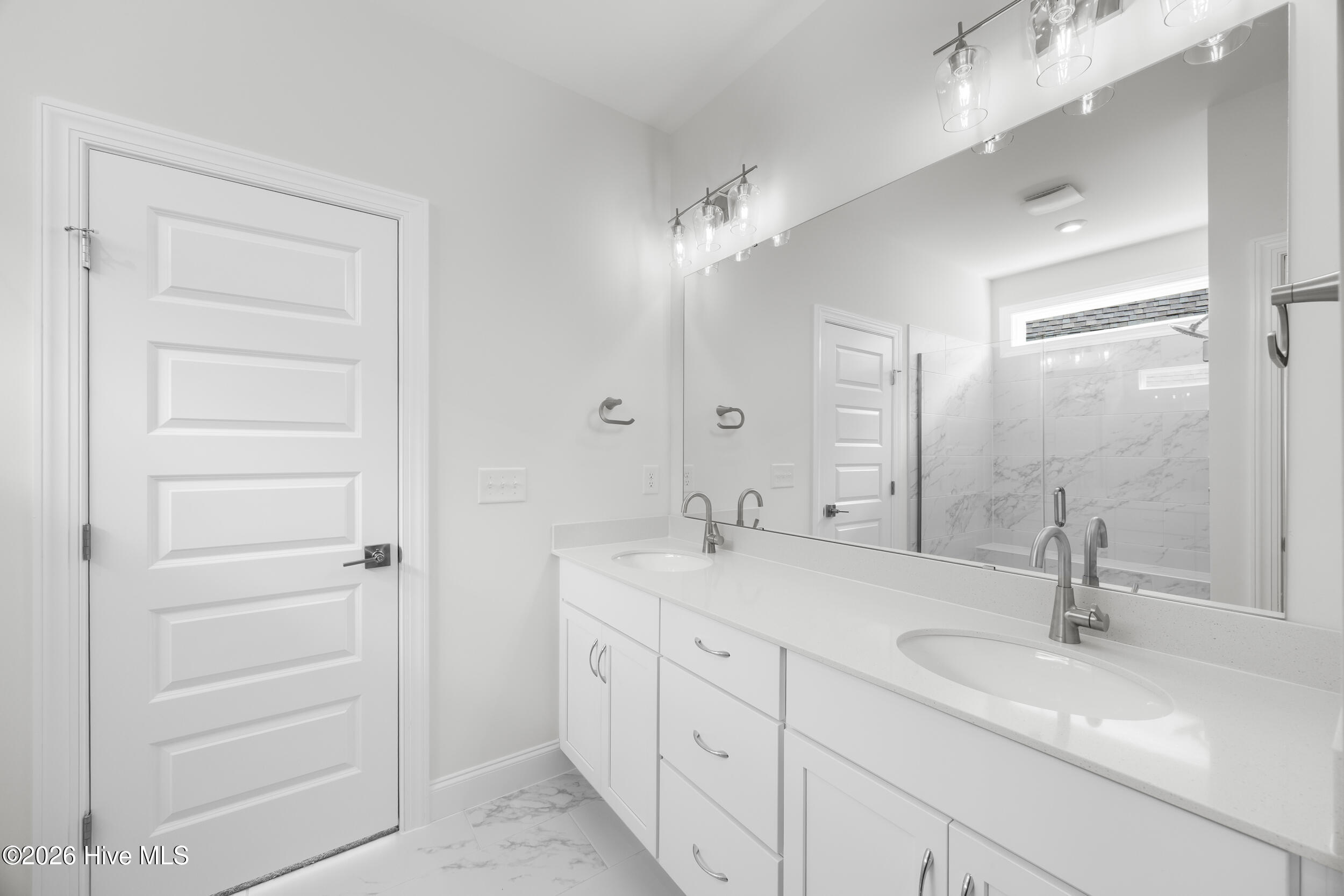 100561825 | Photo 23