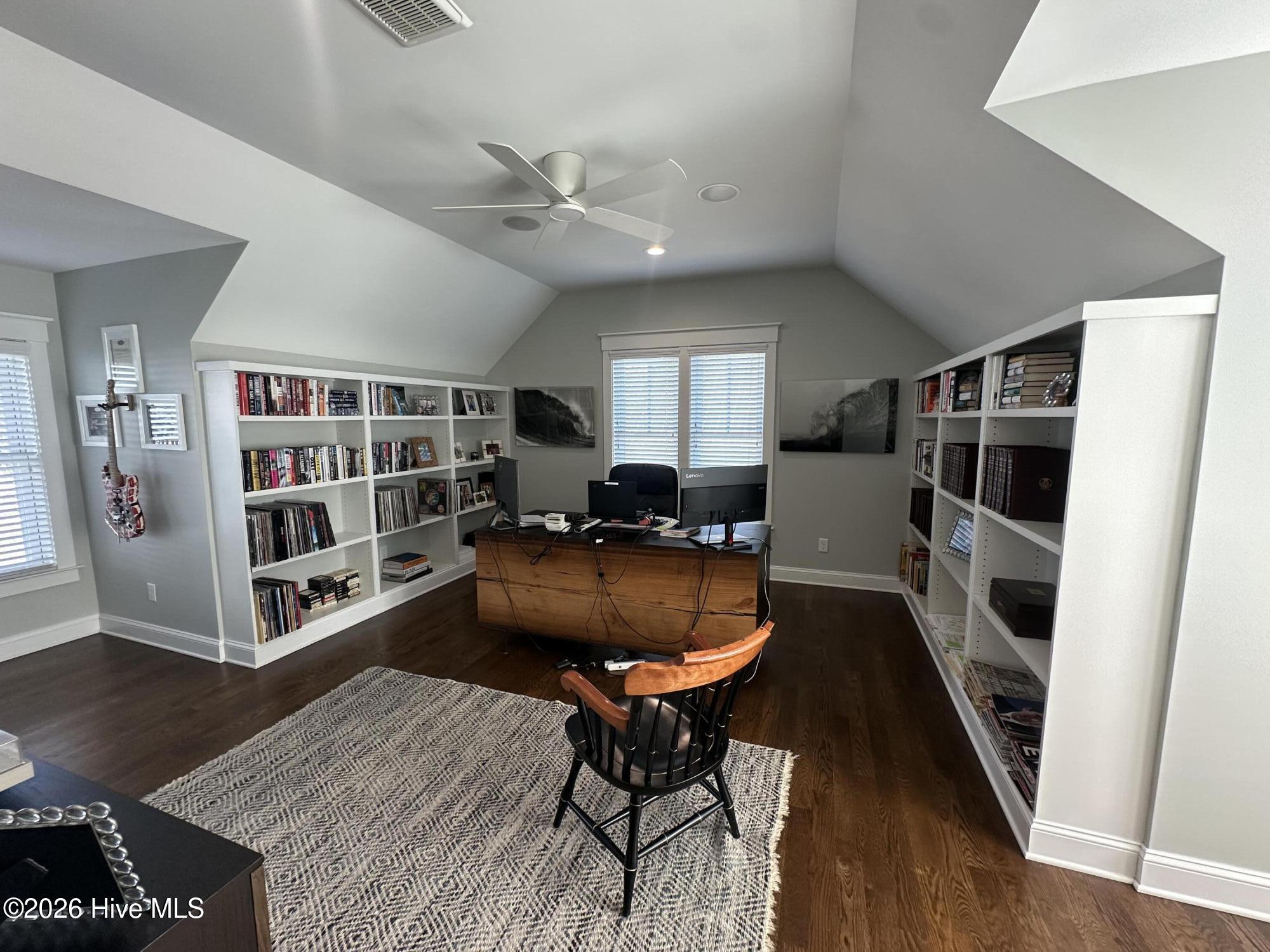 100562108 | Photo 41