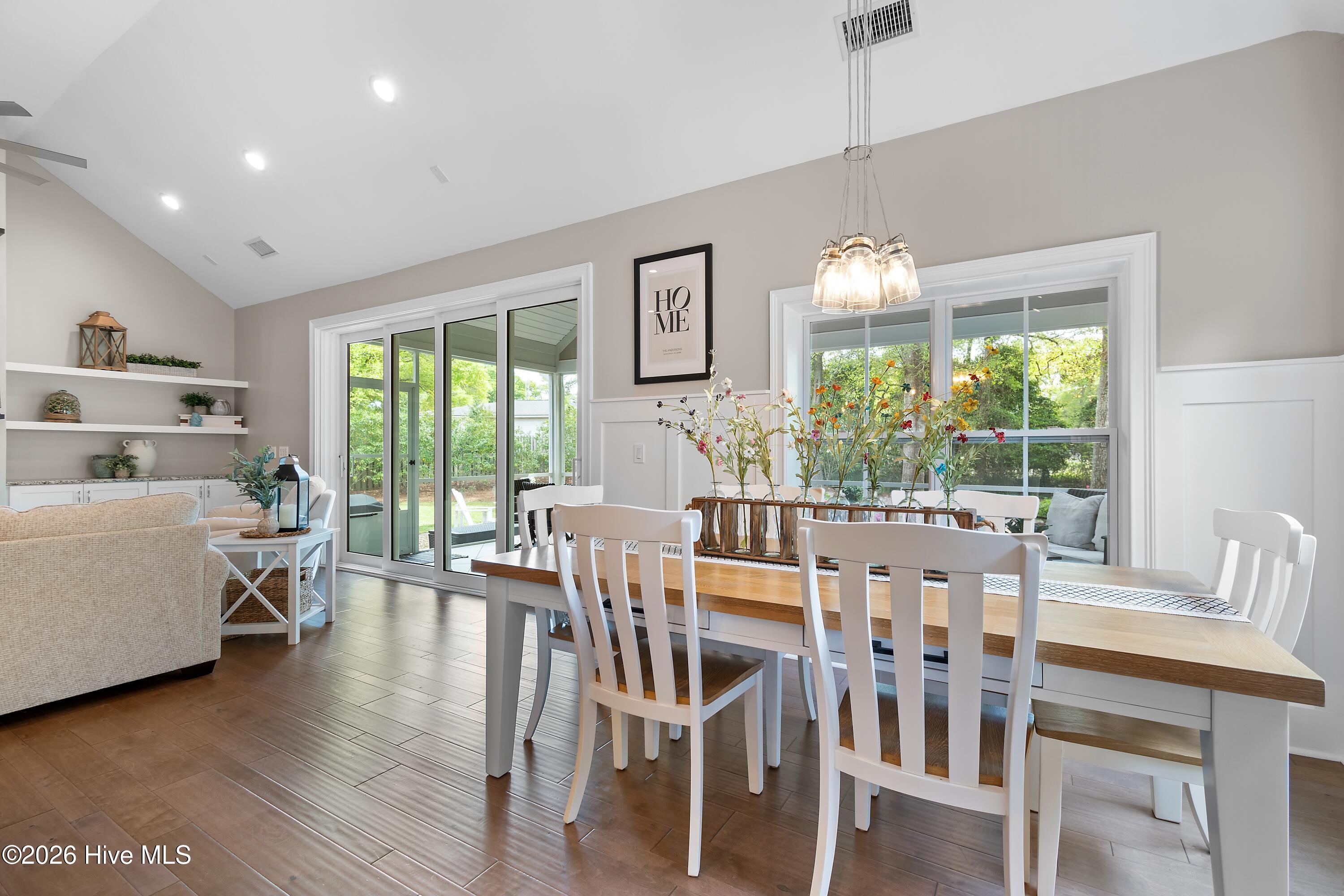 100565384 | Photo 12