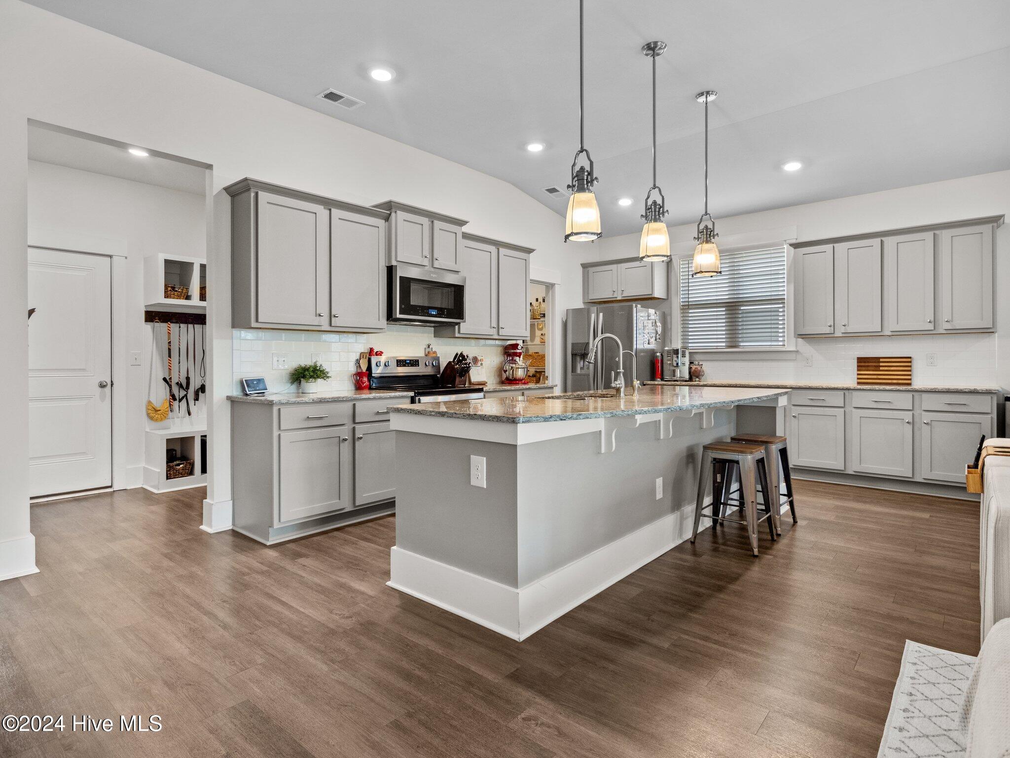 100562894 | Photo 28