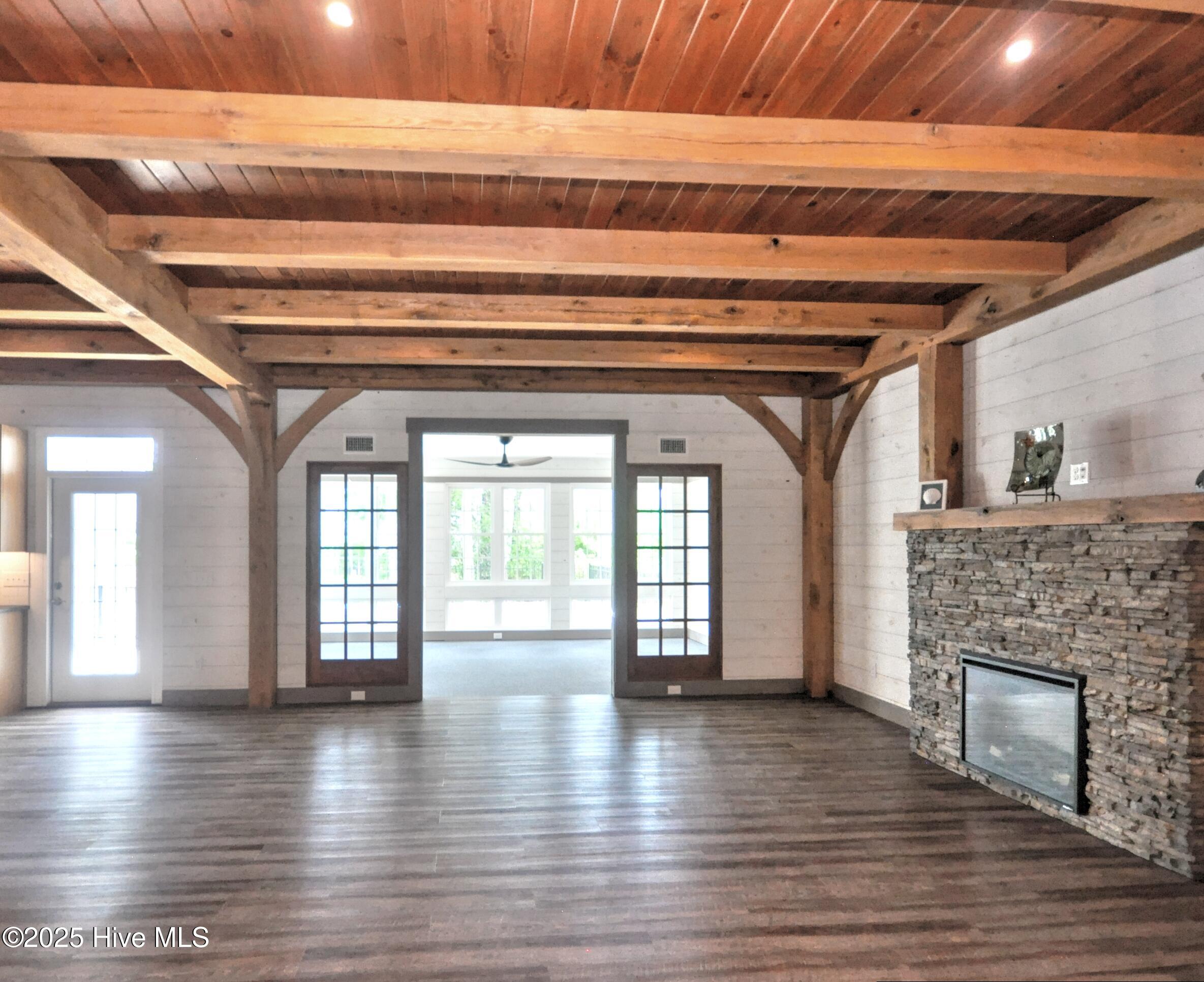 100535585 | Photo 18