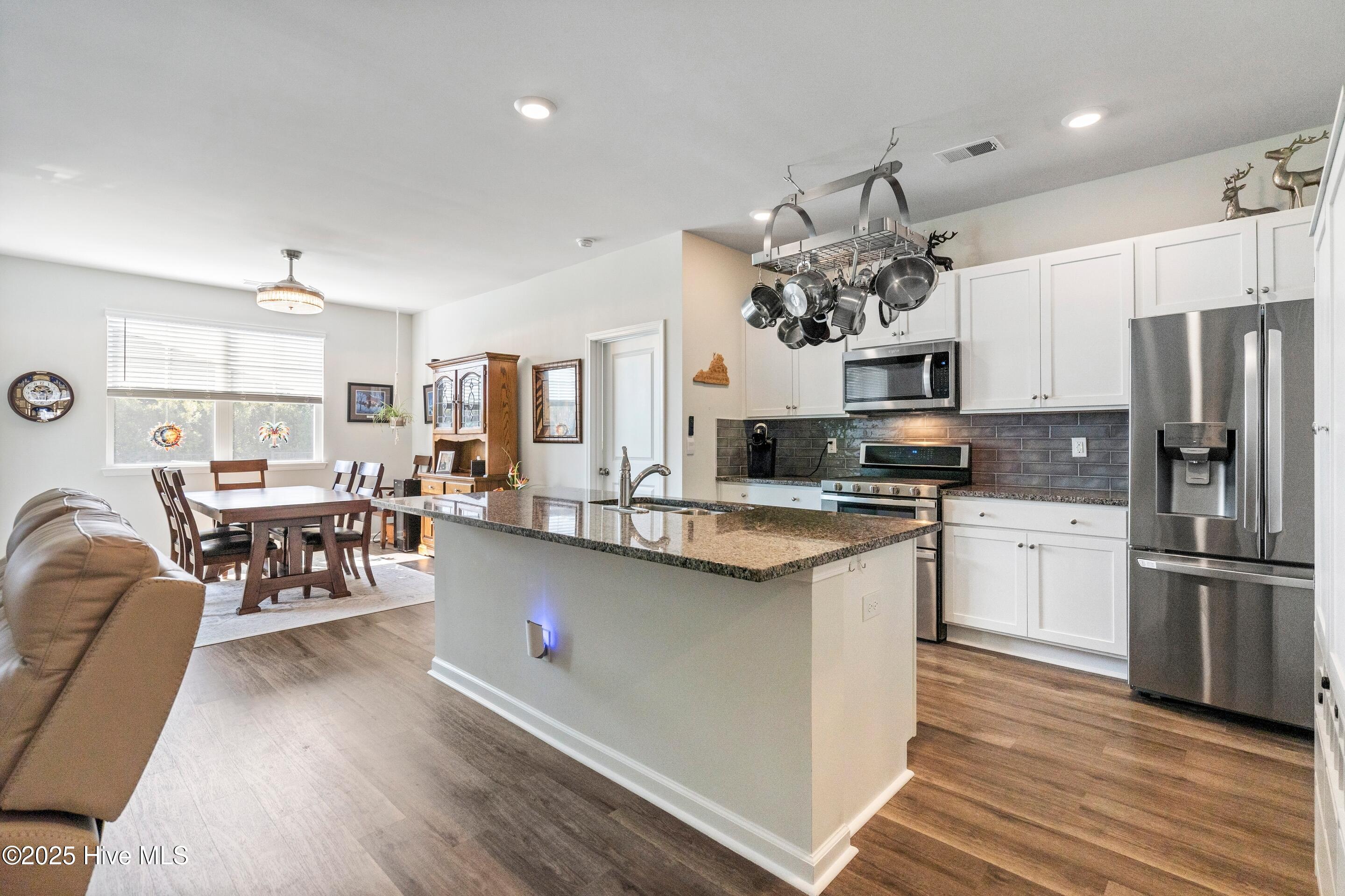 100531826 | Photo 23