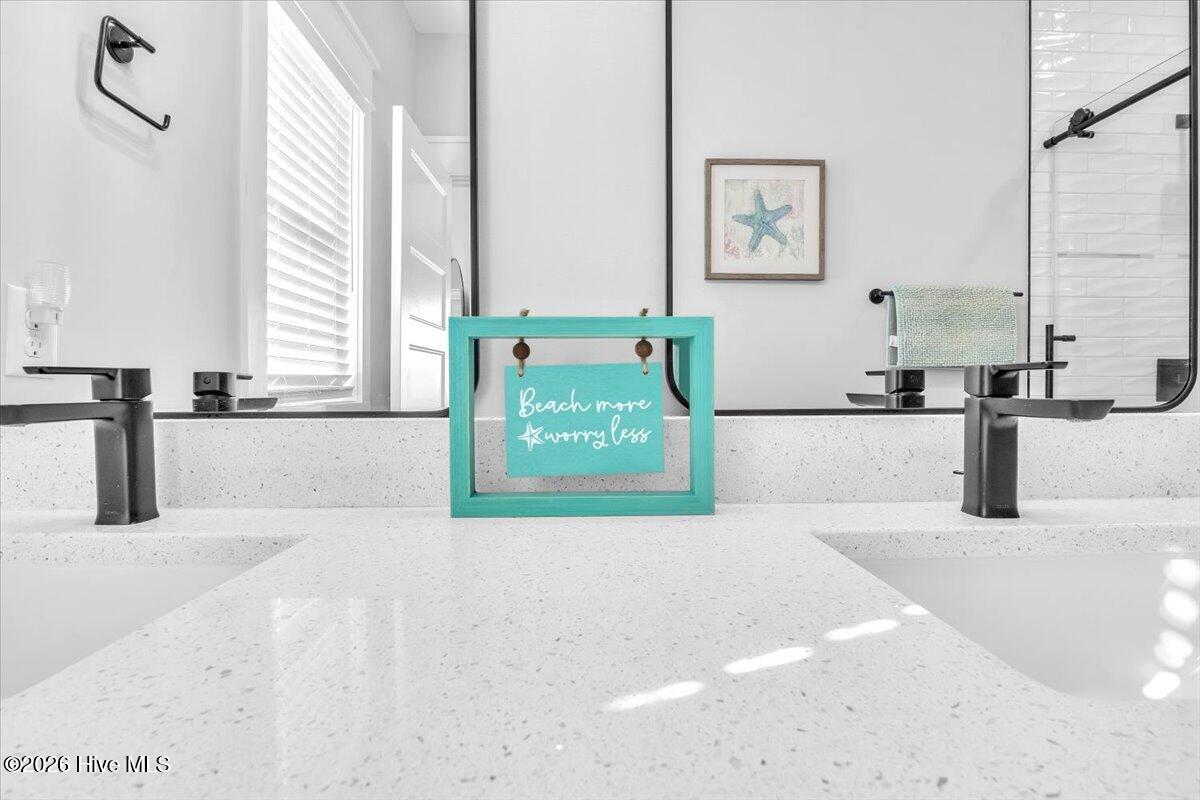 100565716 | Photo 35