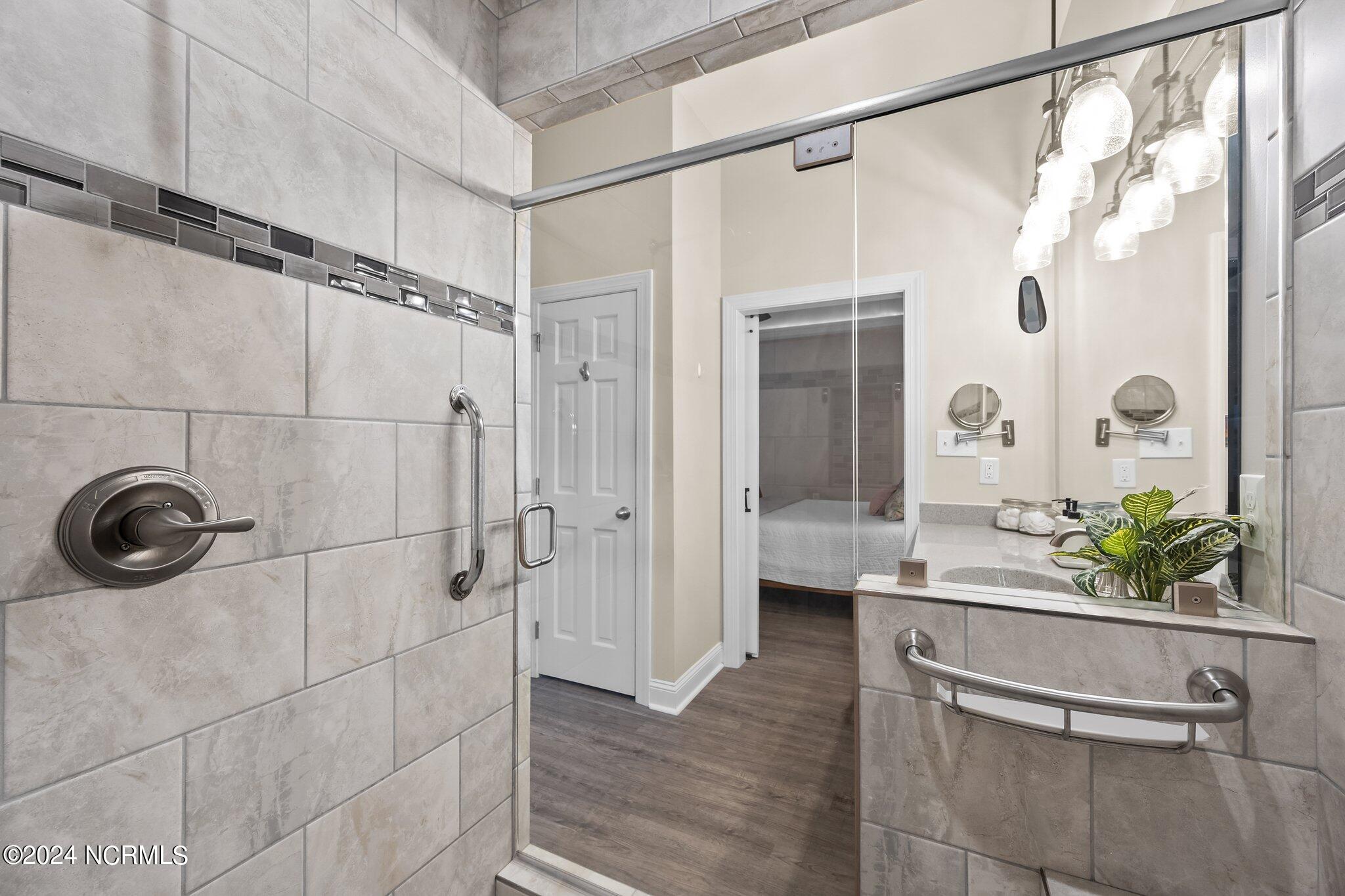 100528351 | Photo 24