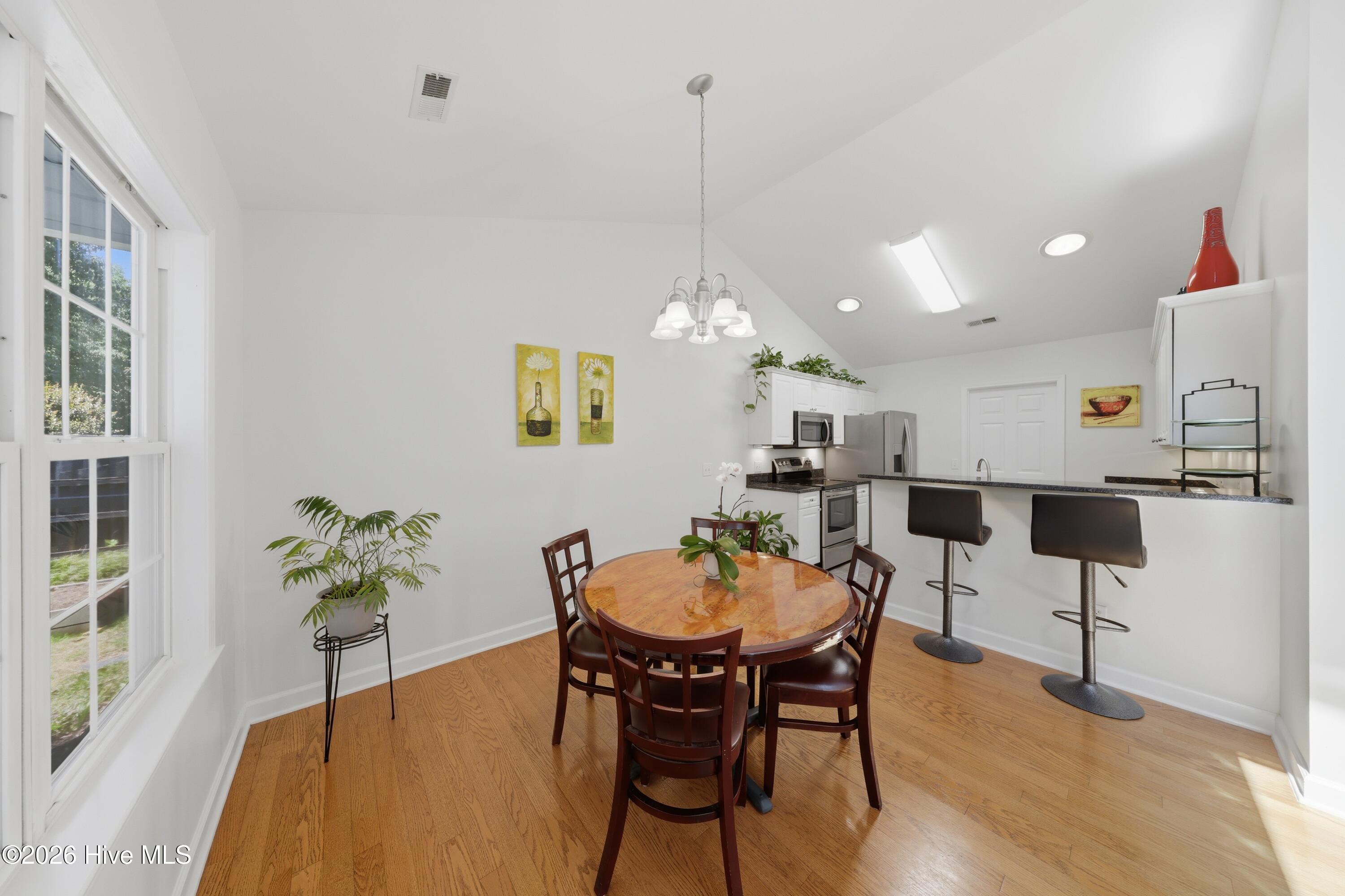 100568485 | Photo 15