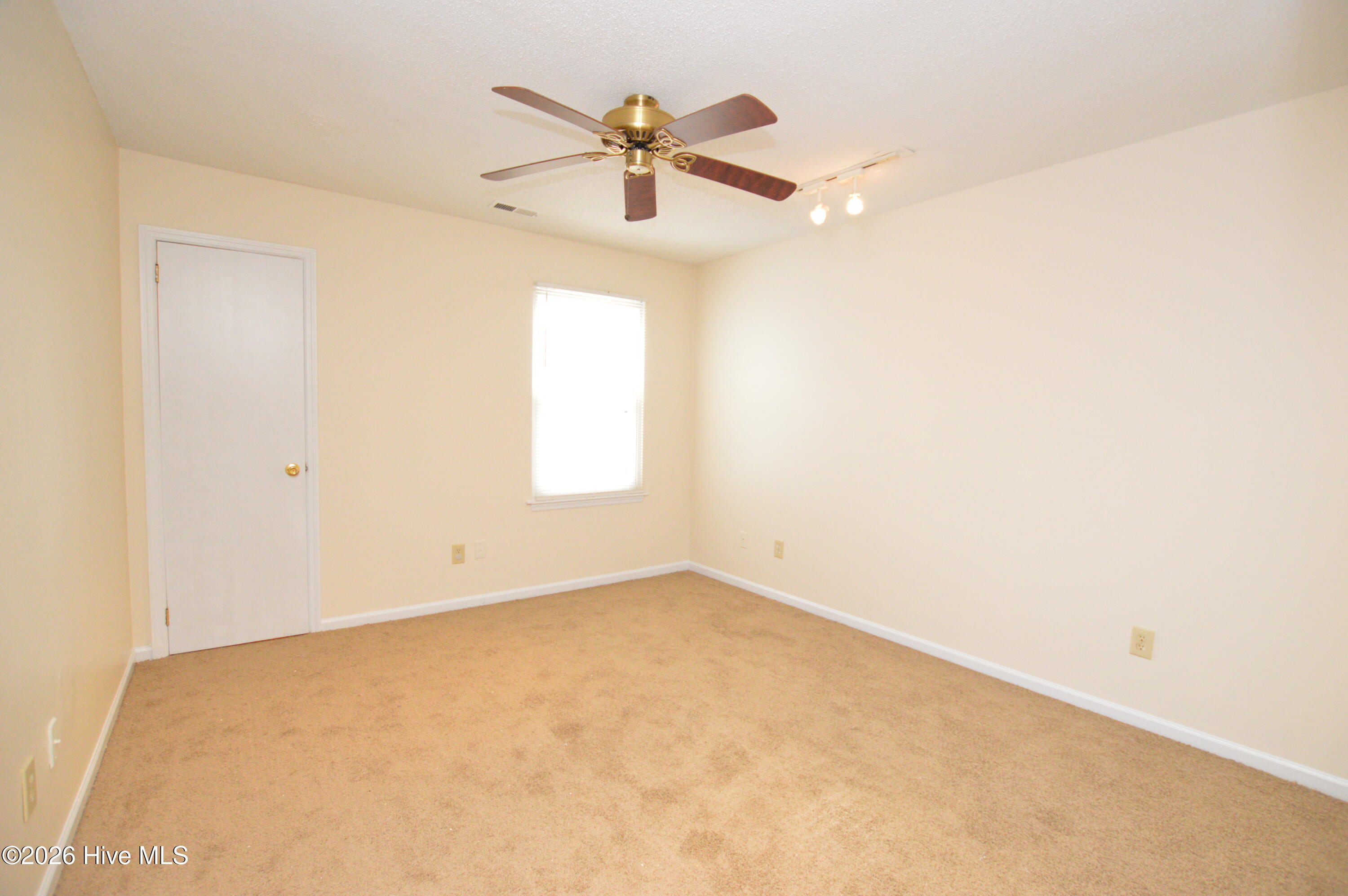 100549186 | Photo 11