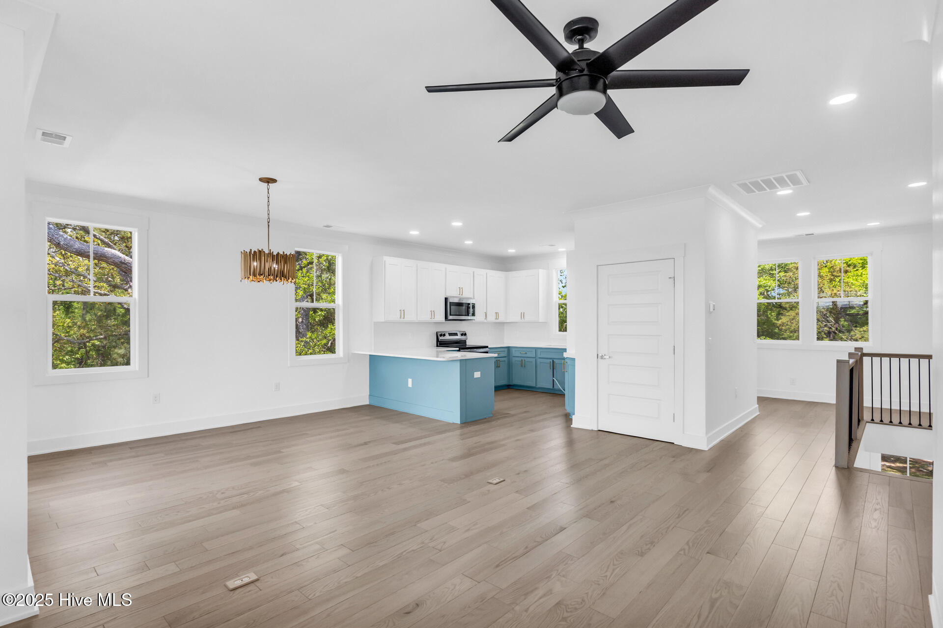 100547120 | Photo 10