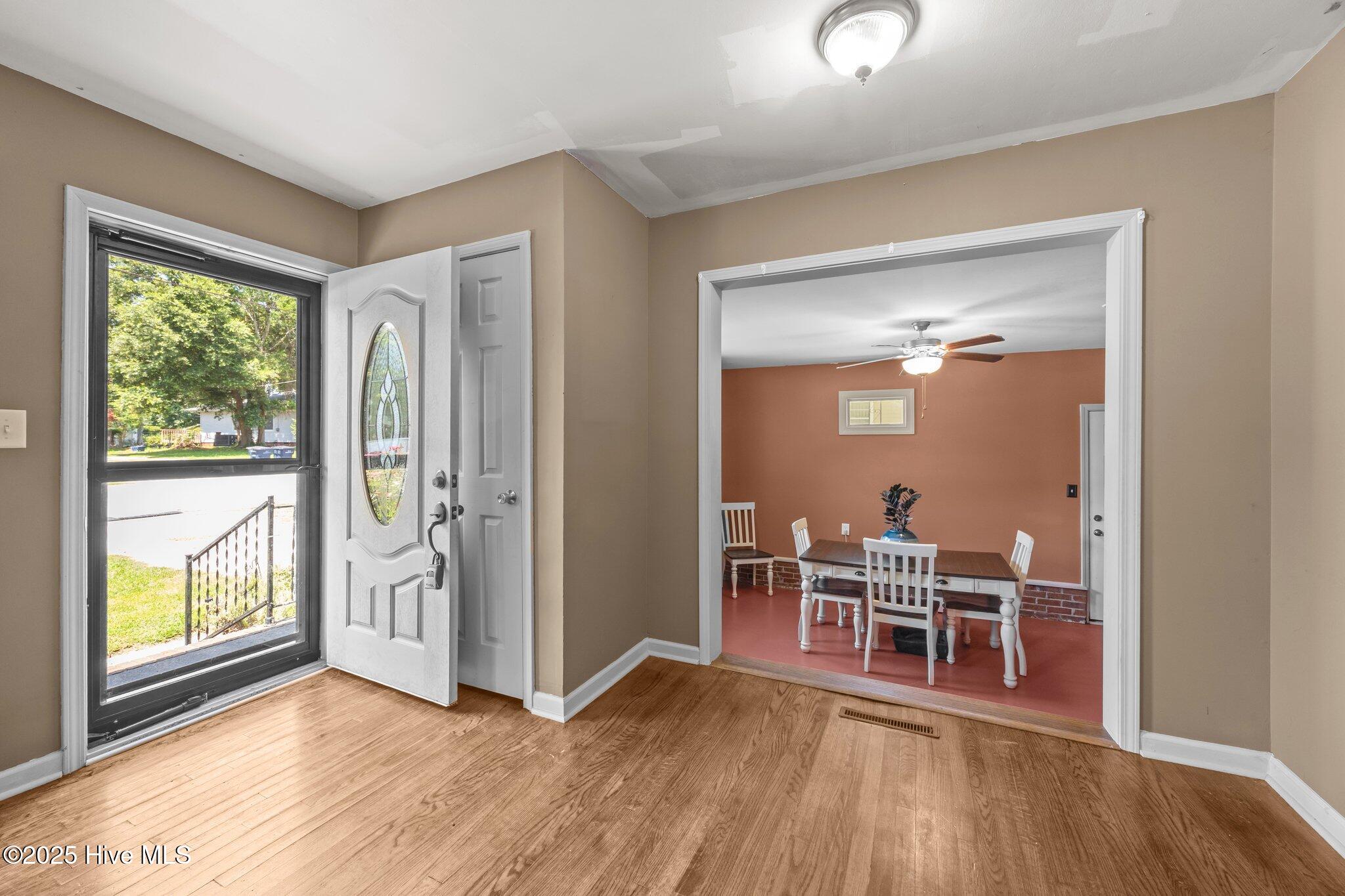 Dining Area to the Left