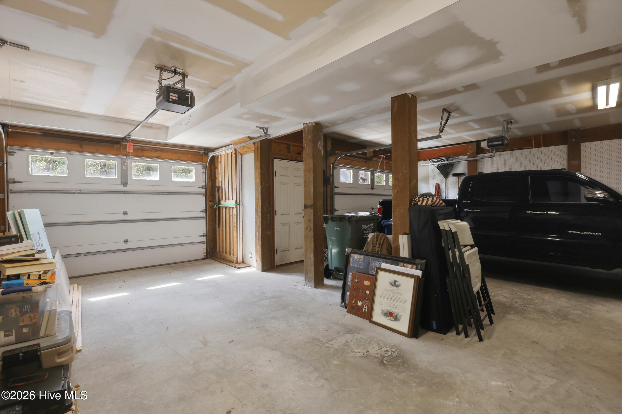 100564961 | Photo 35