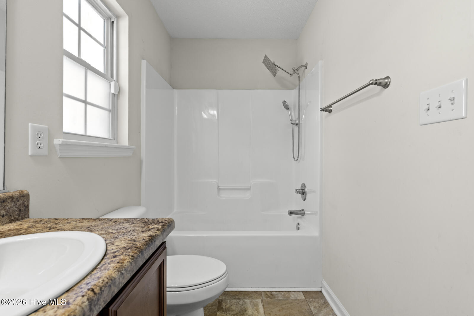 100561392 | Photo 15