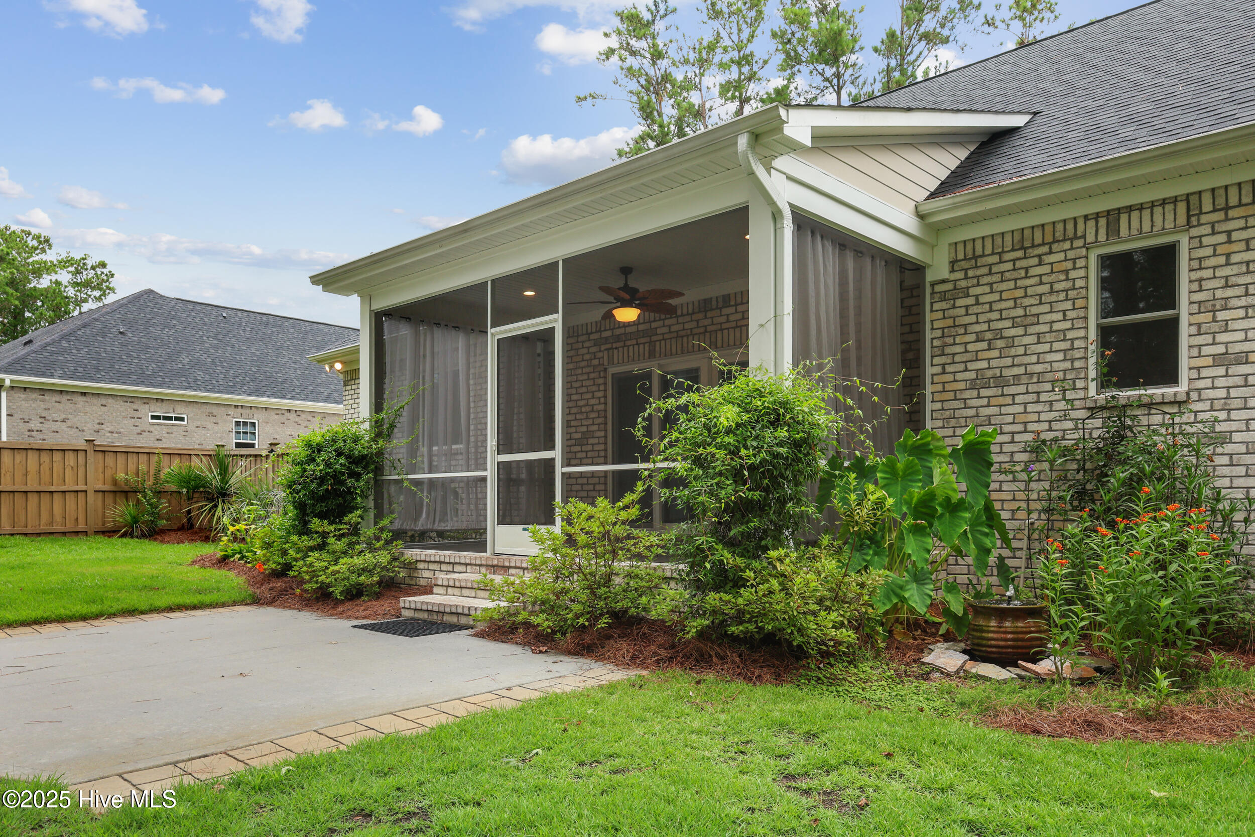 100518241 | Photo 32