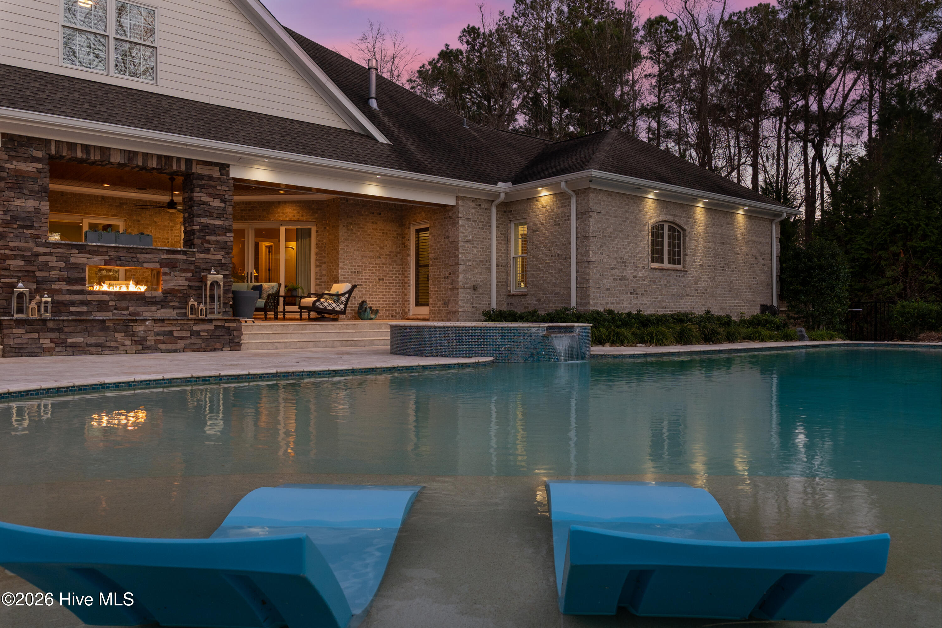 100550947 | Photo 101