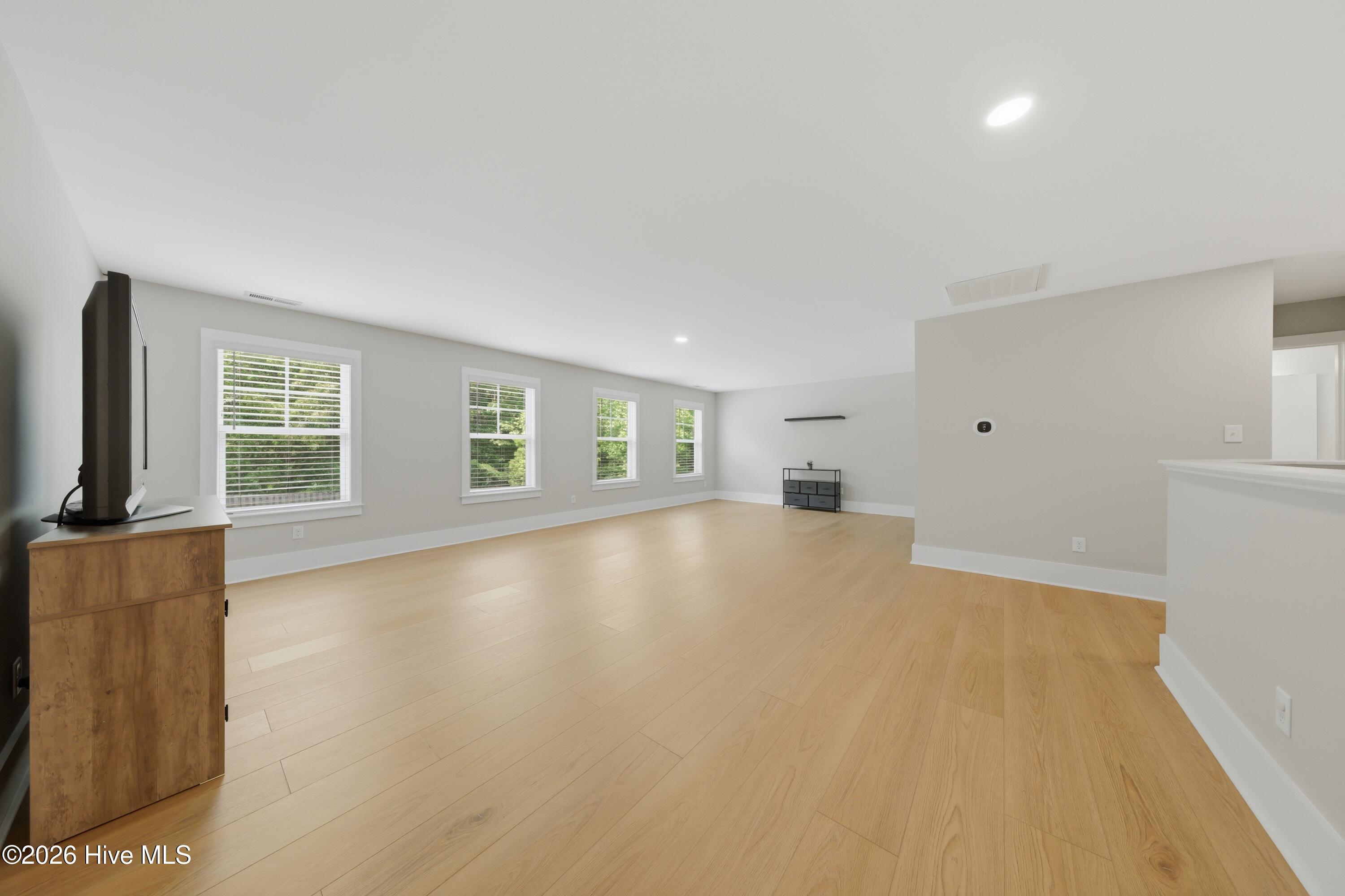 100569472 | Photo 36