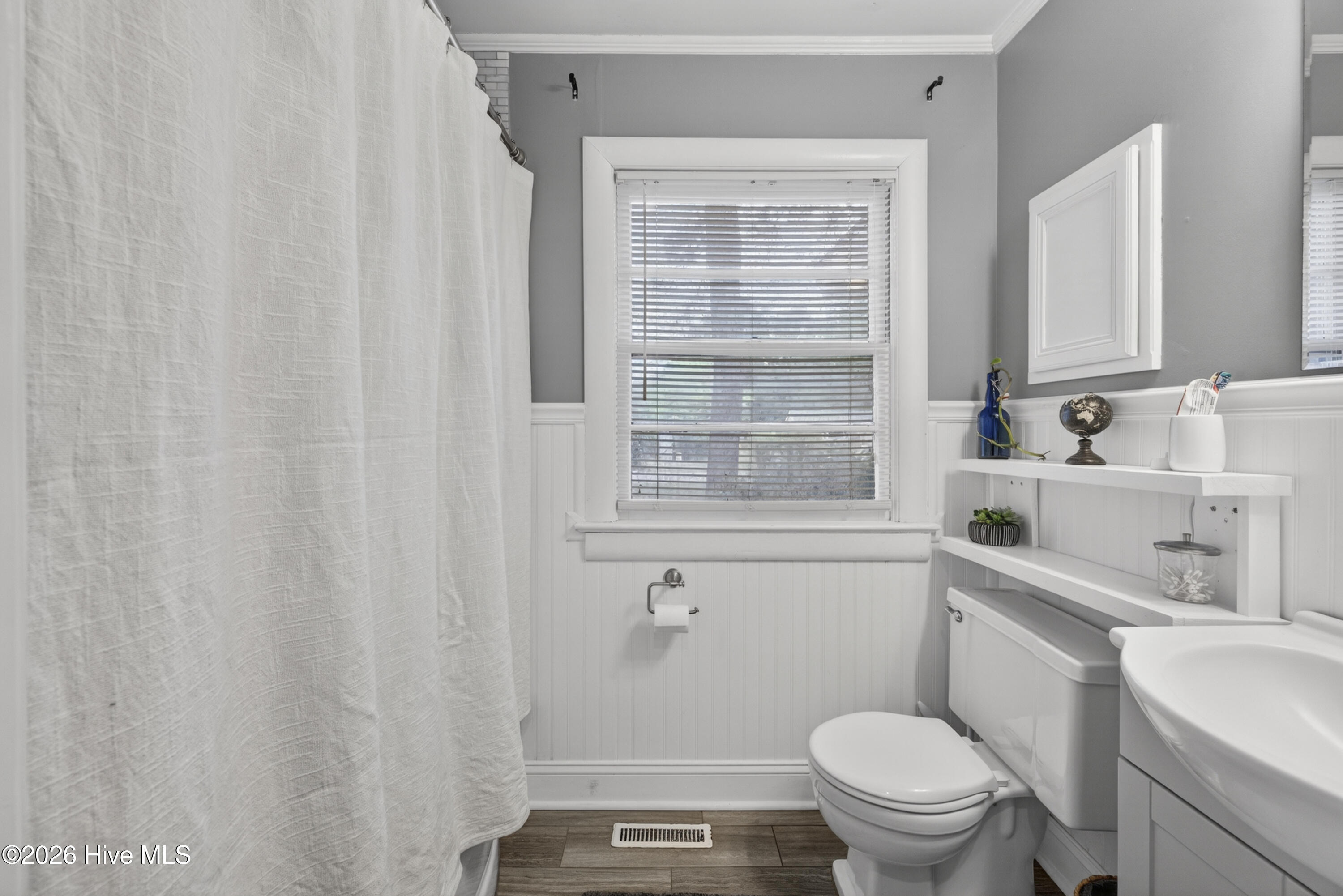 100570211 | Photo 32