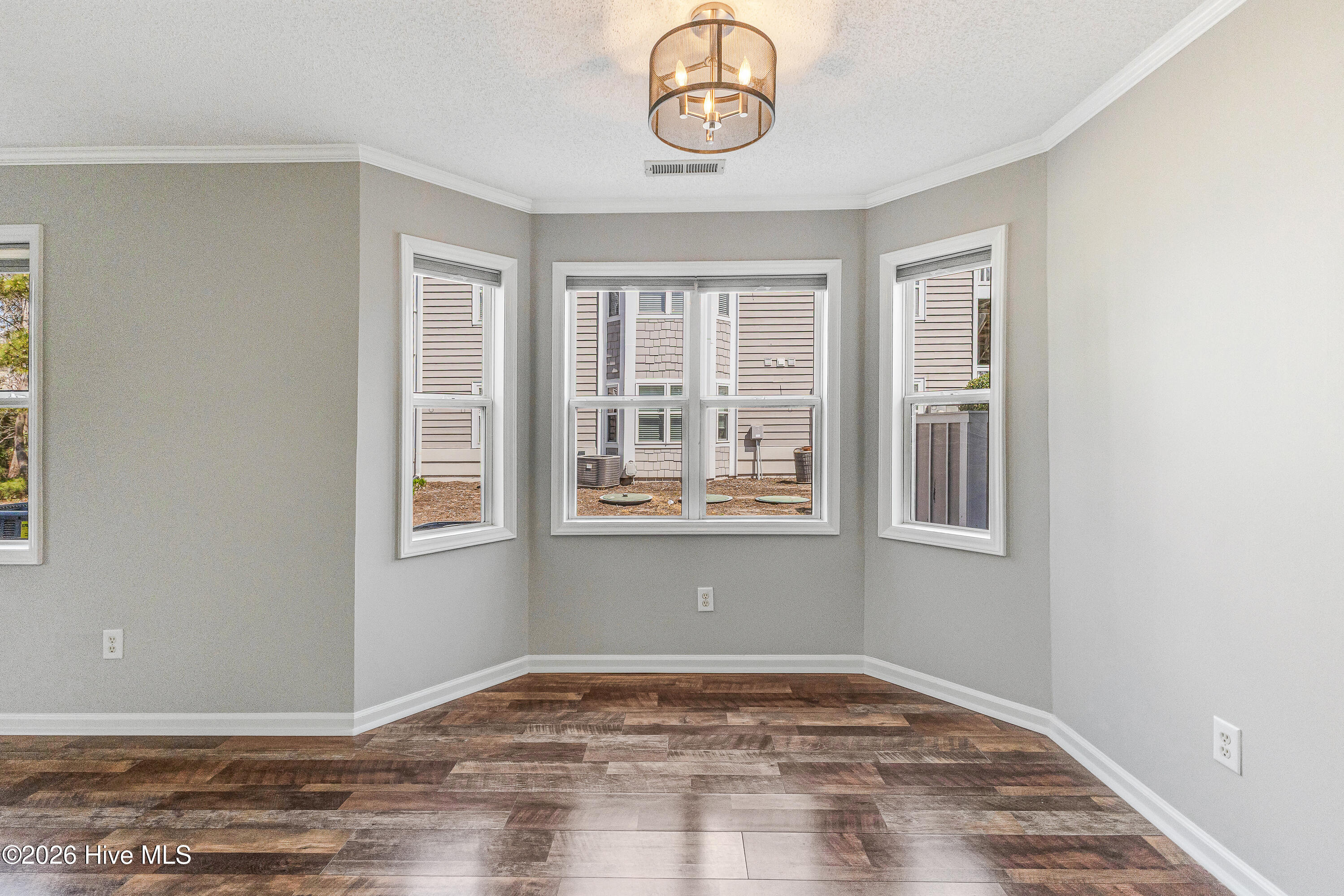 100562501 | Photo 15