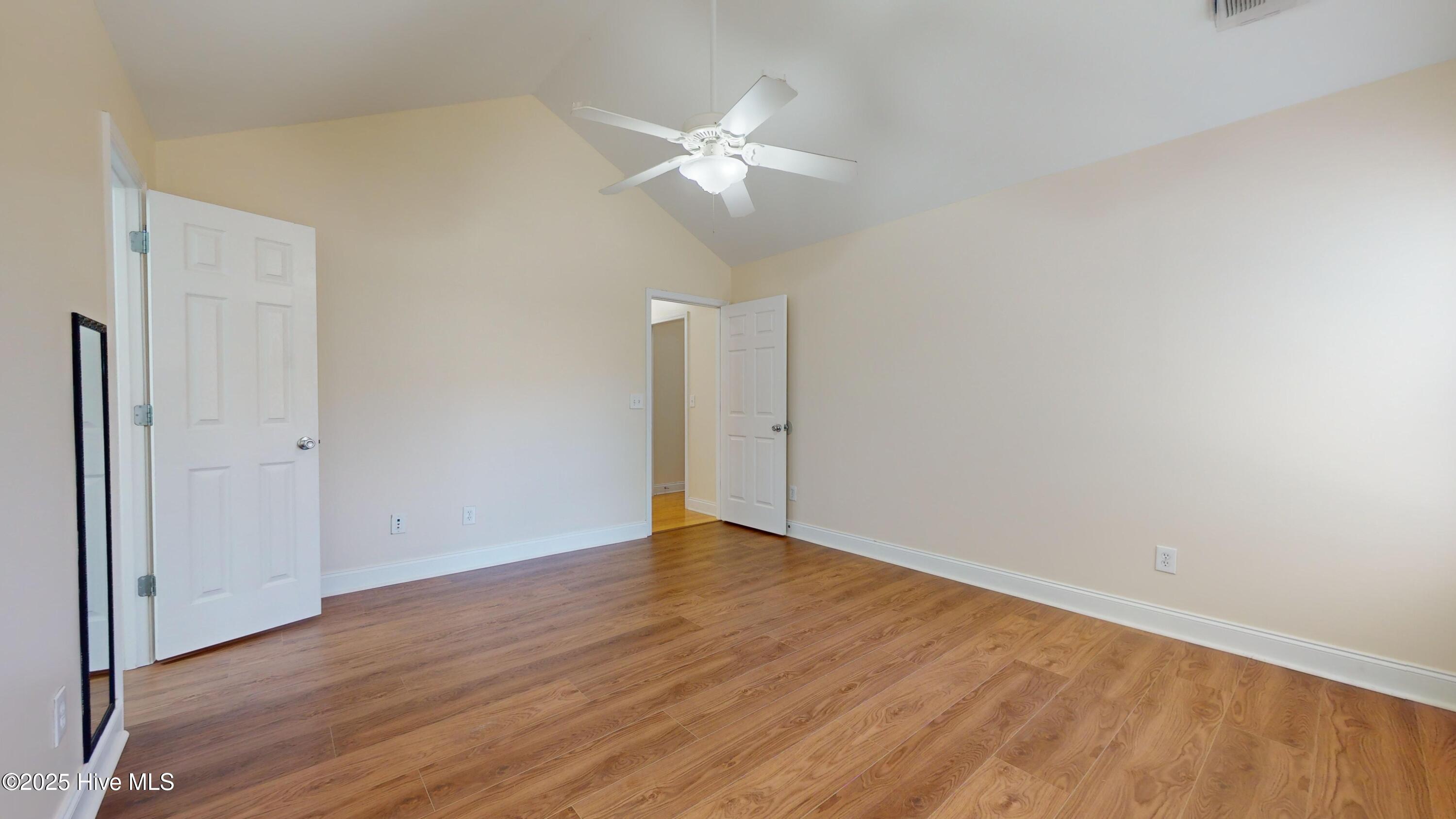 100539889 | Photo 15