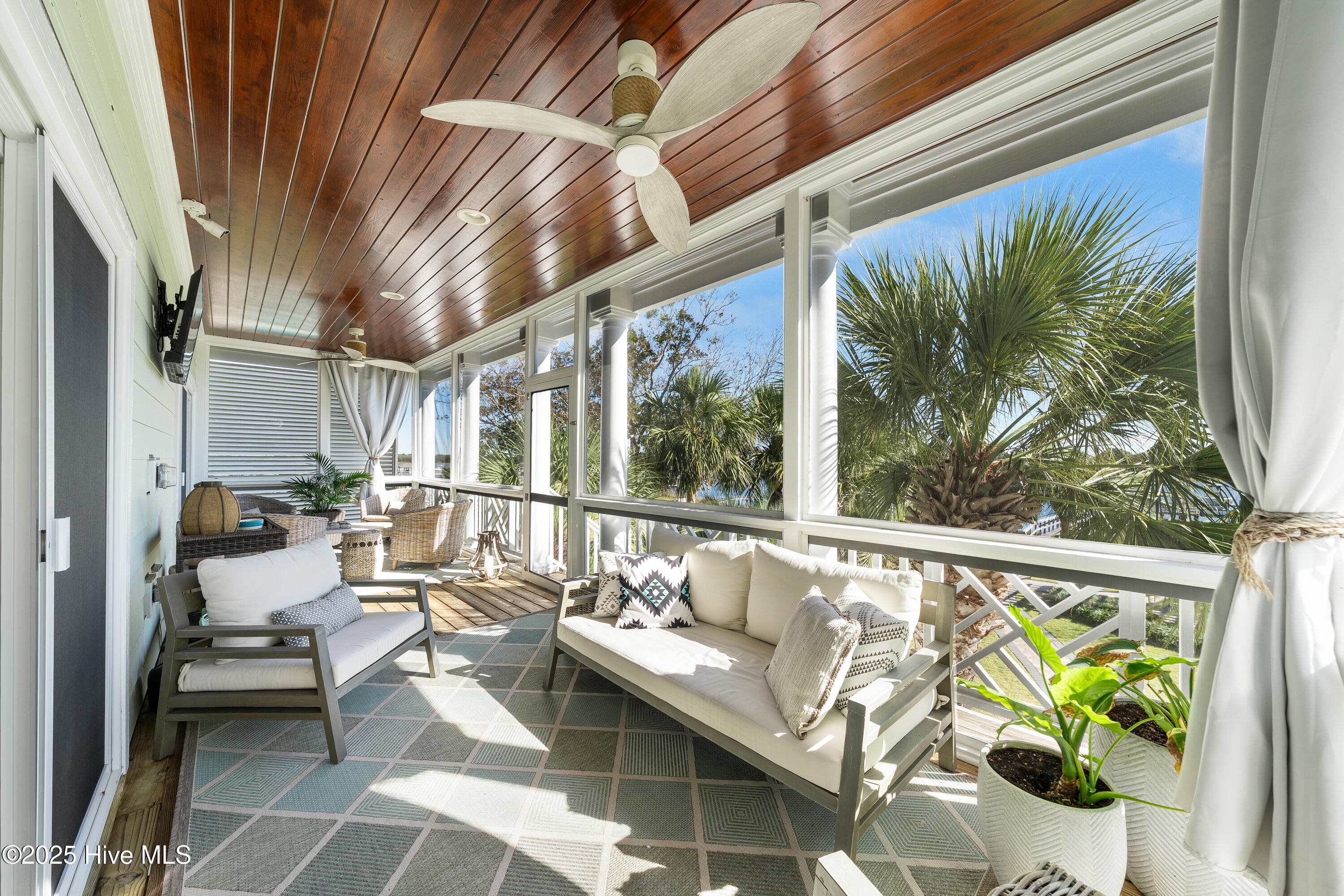 100541249 | Photo 69