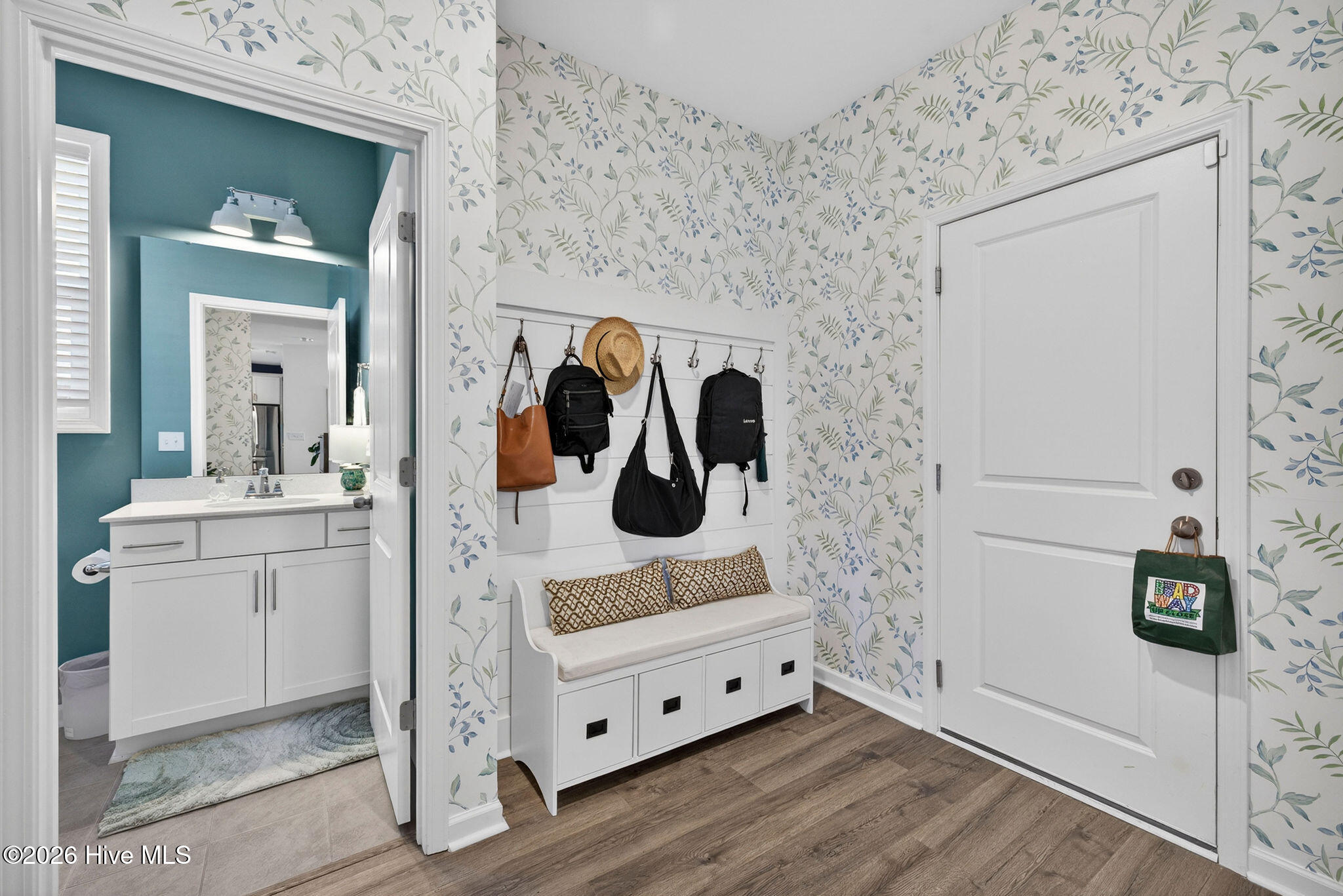 100569620 | Photo 28