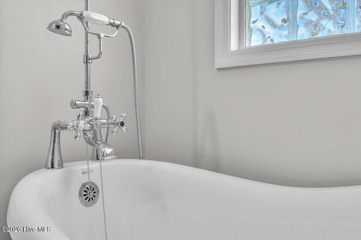 100561788 | Photo 42