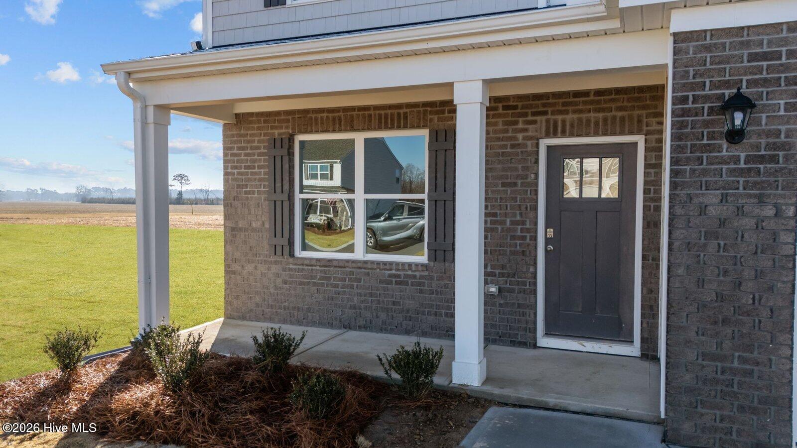 * Photos are not of actual home or interior features and are representative of floor plan only. *