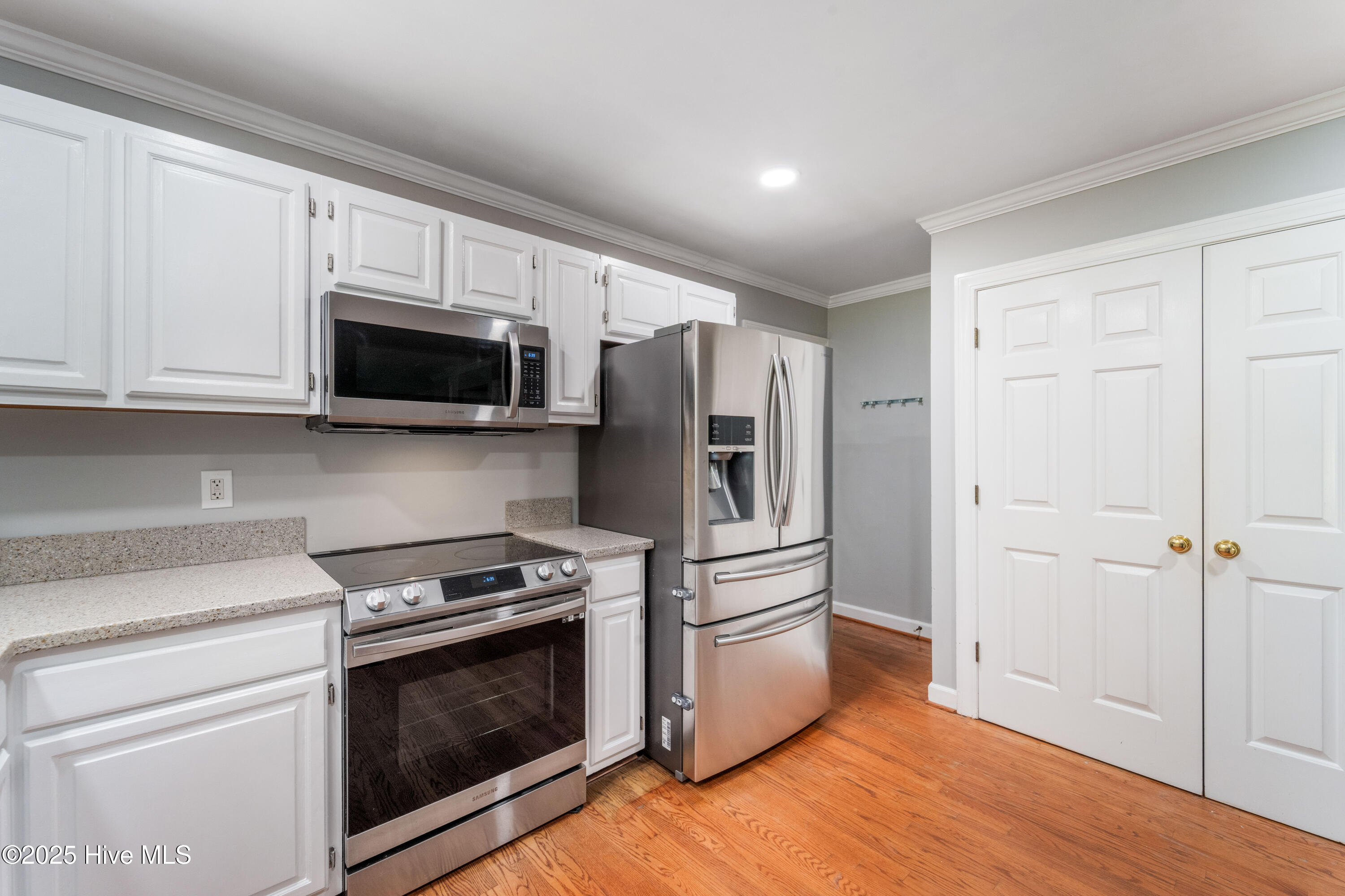 100527968 | Photo 60