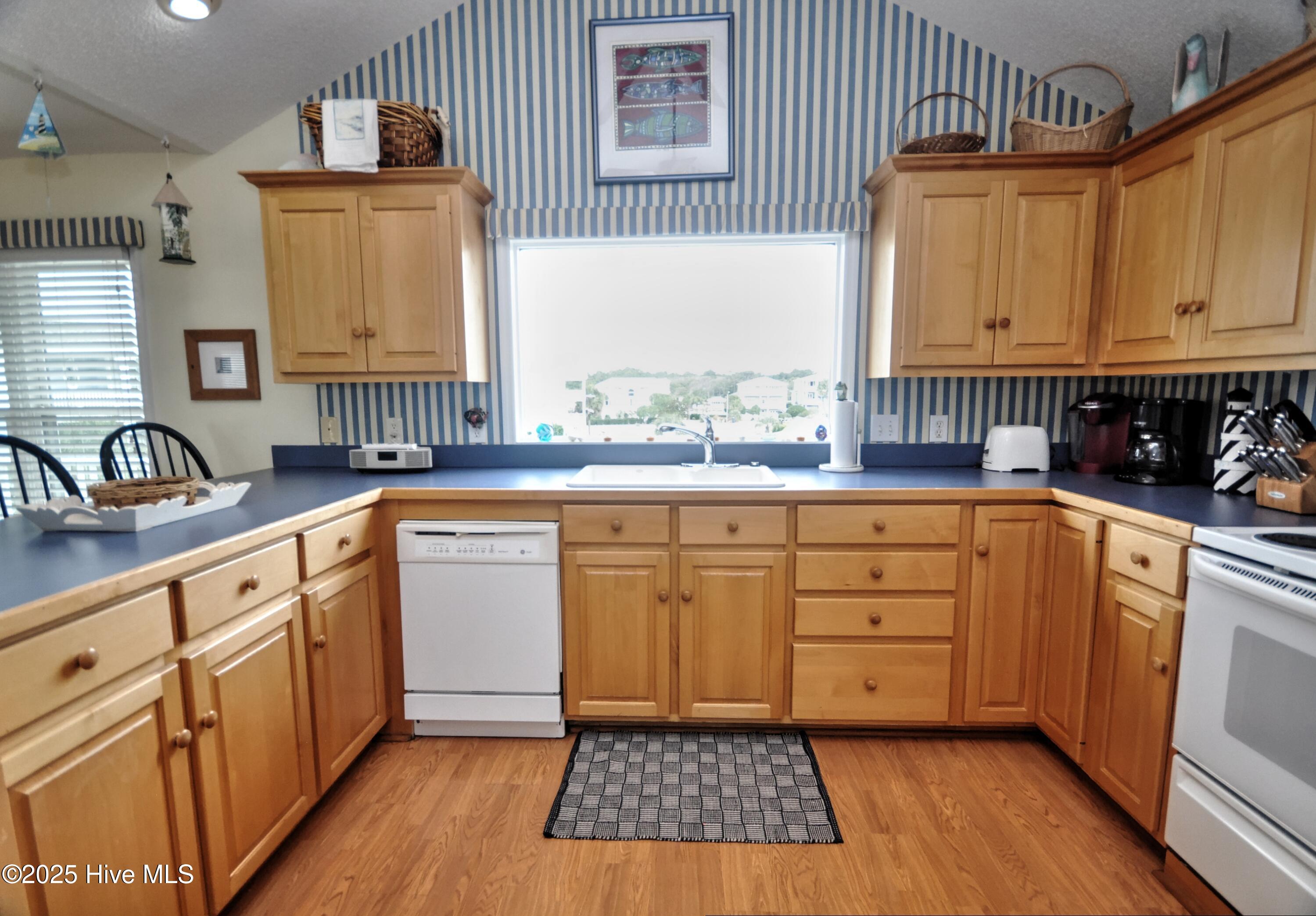 100538748 | Photo 16