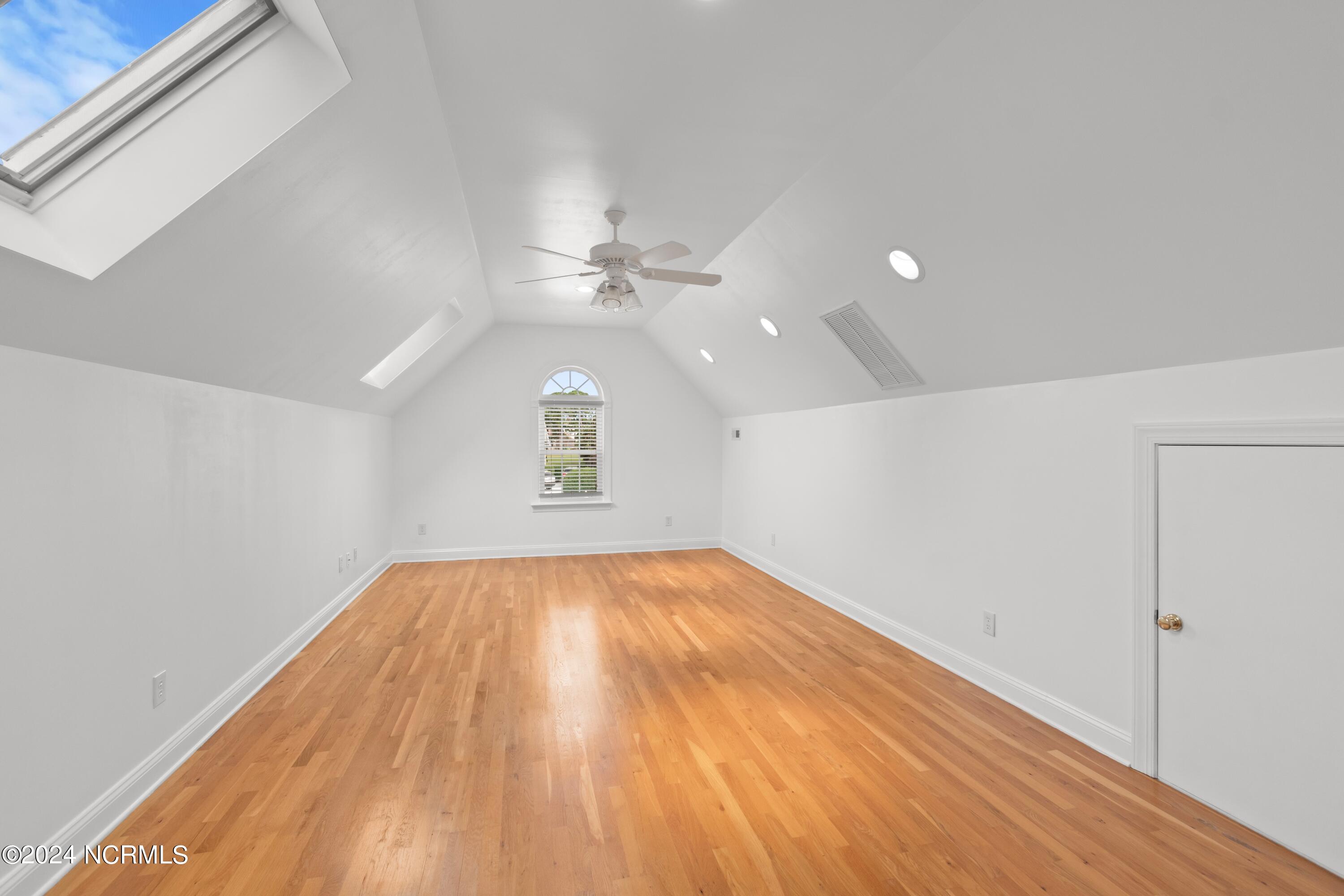 100553492 | Photo 25