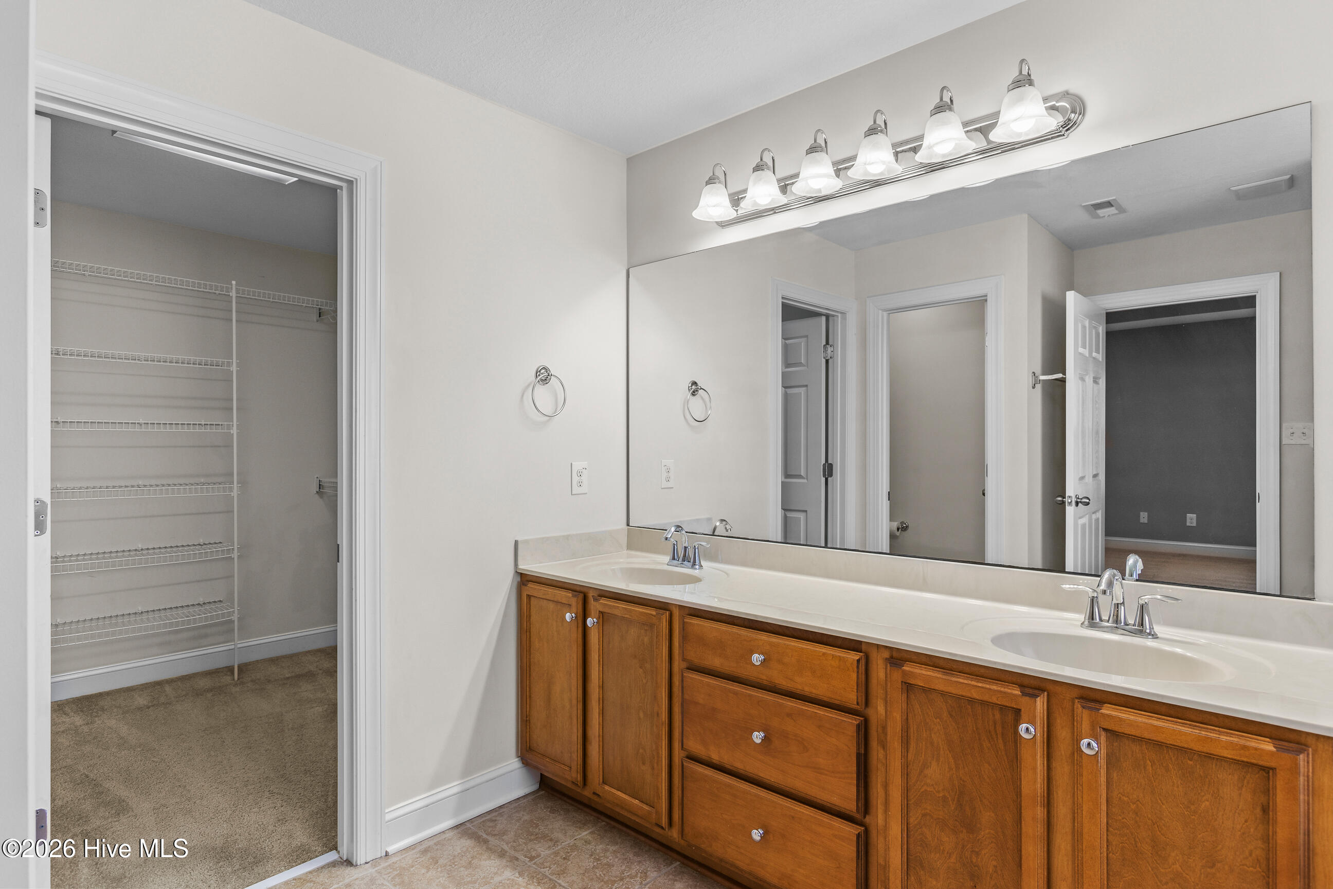 100561701 | Photo 25