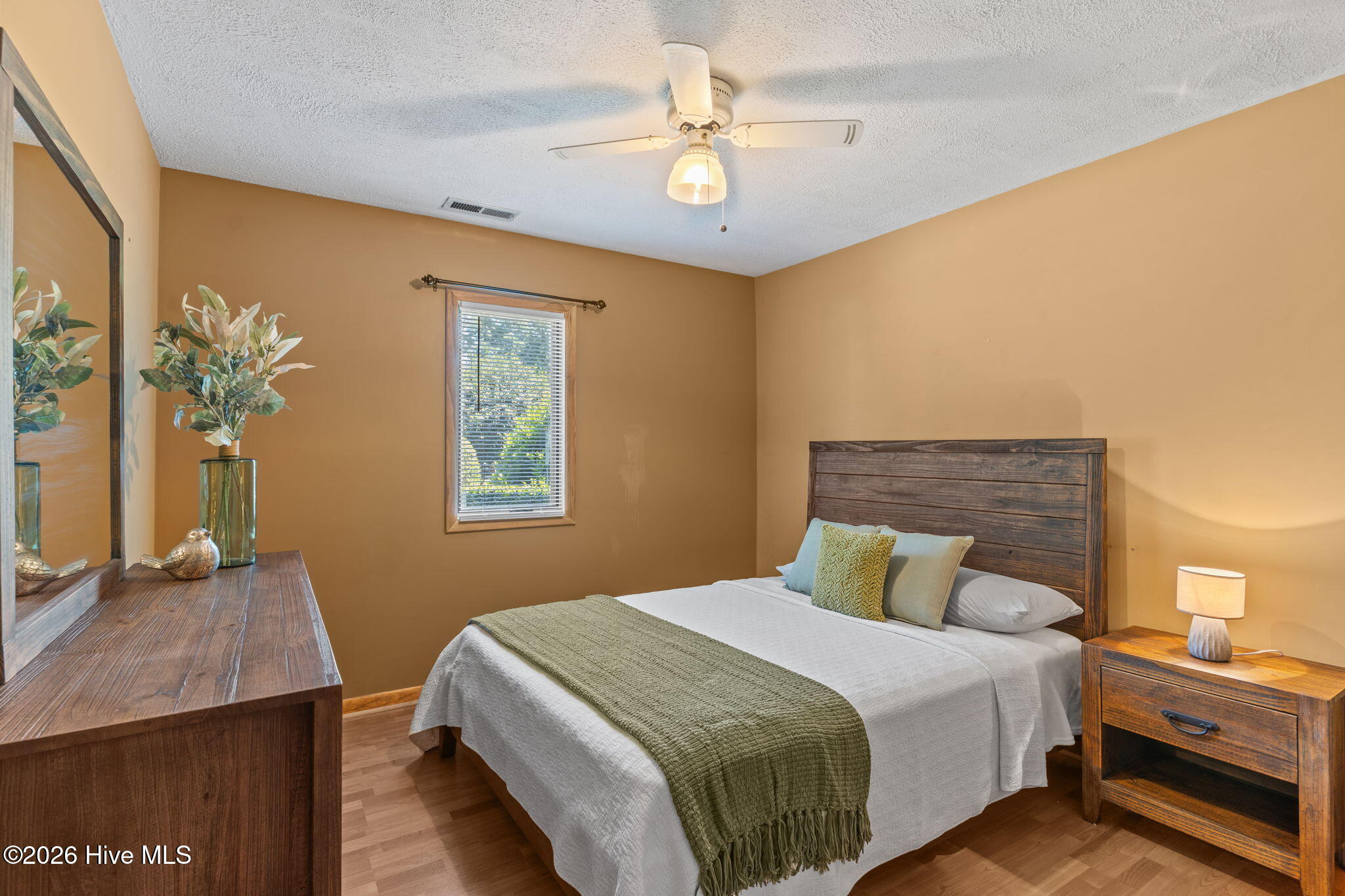 100568995 | Photo 30