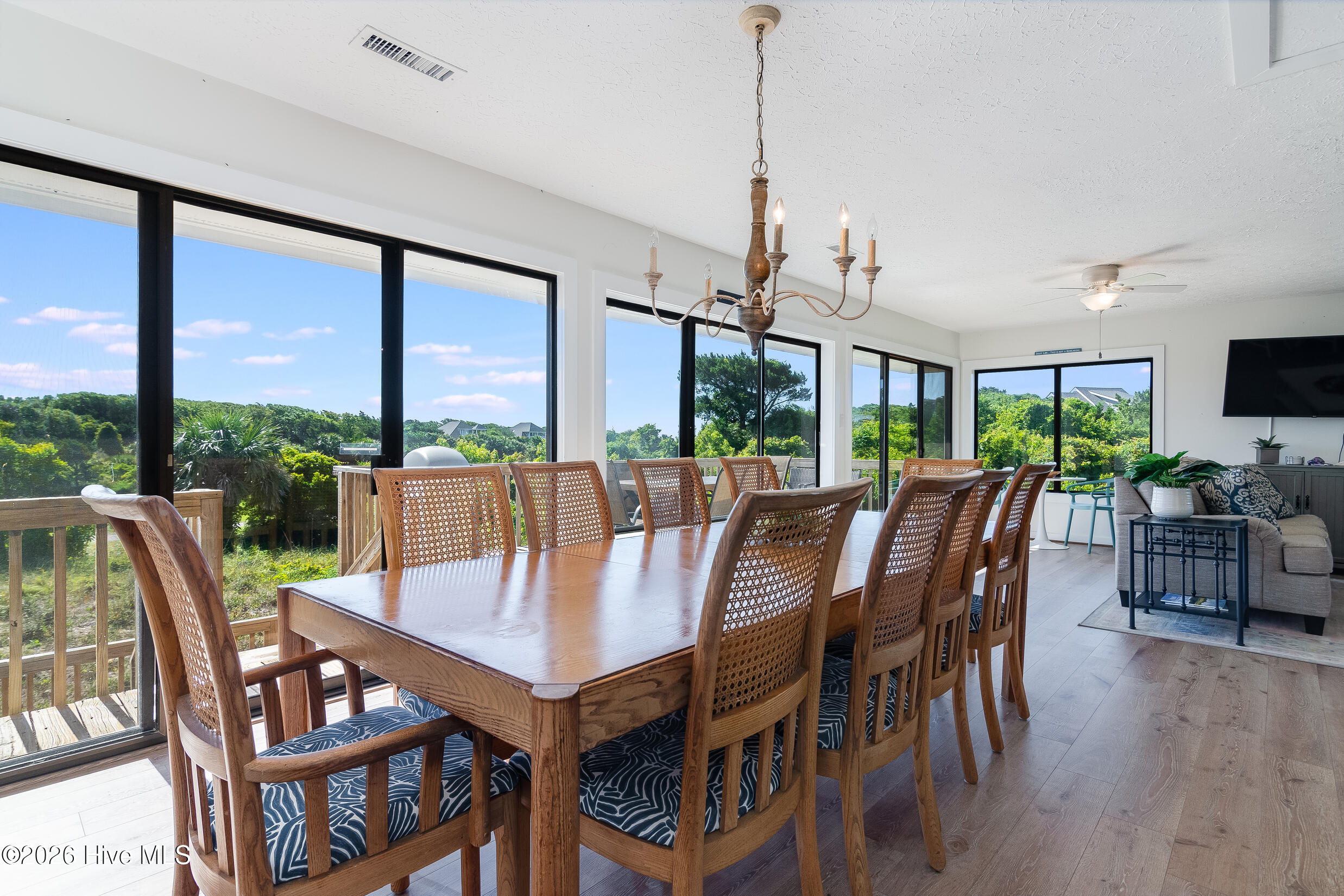 100557535 | Photo 12