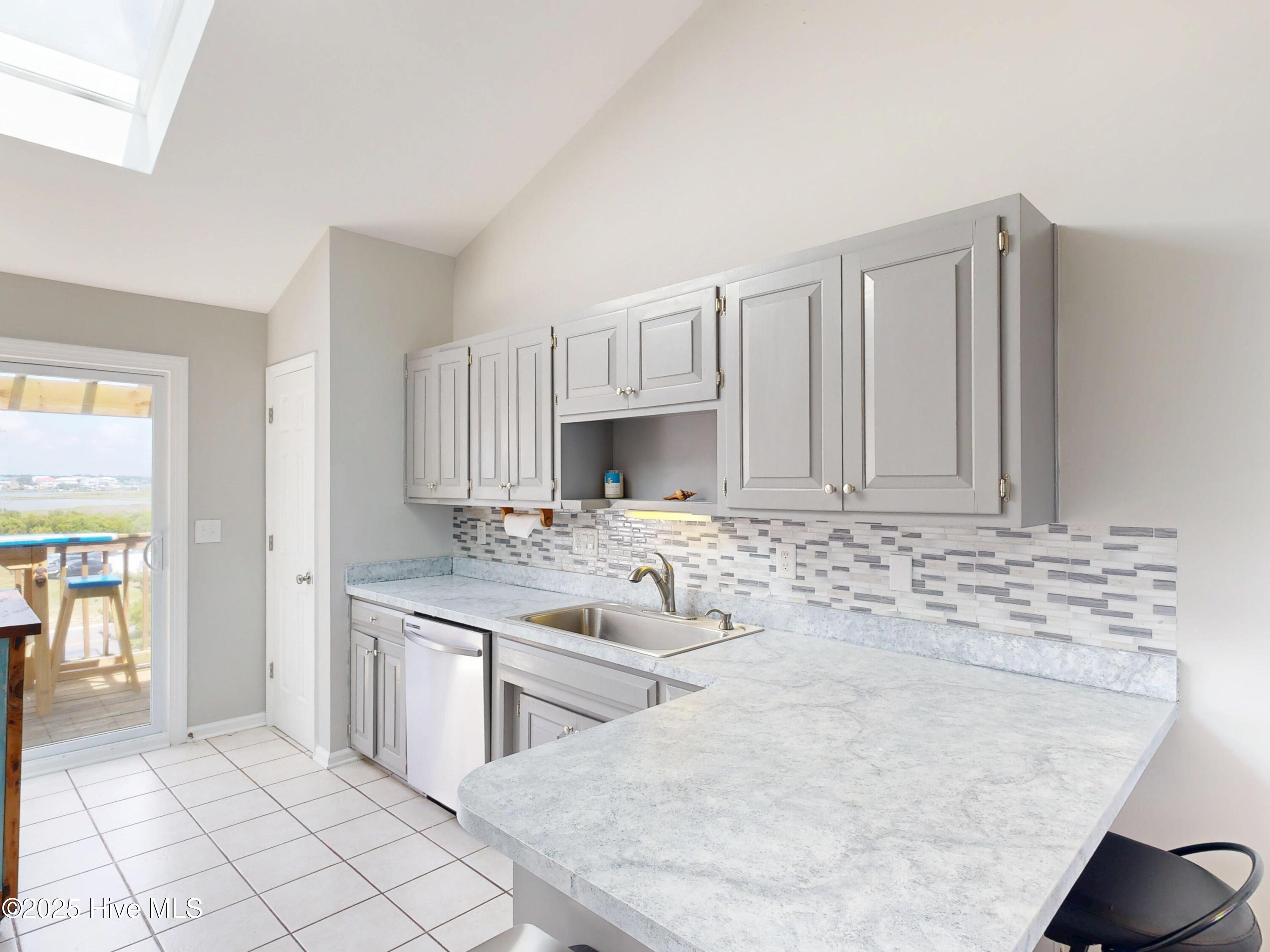 100550586 | Photo 27