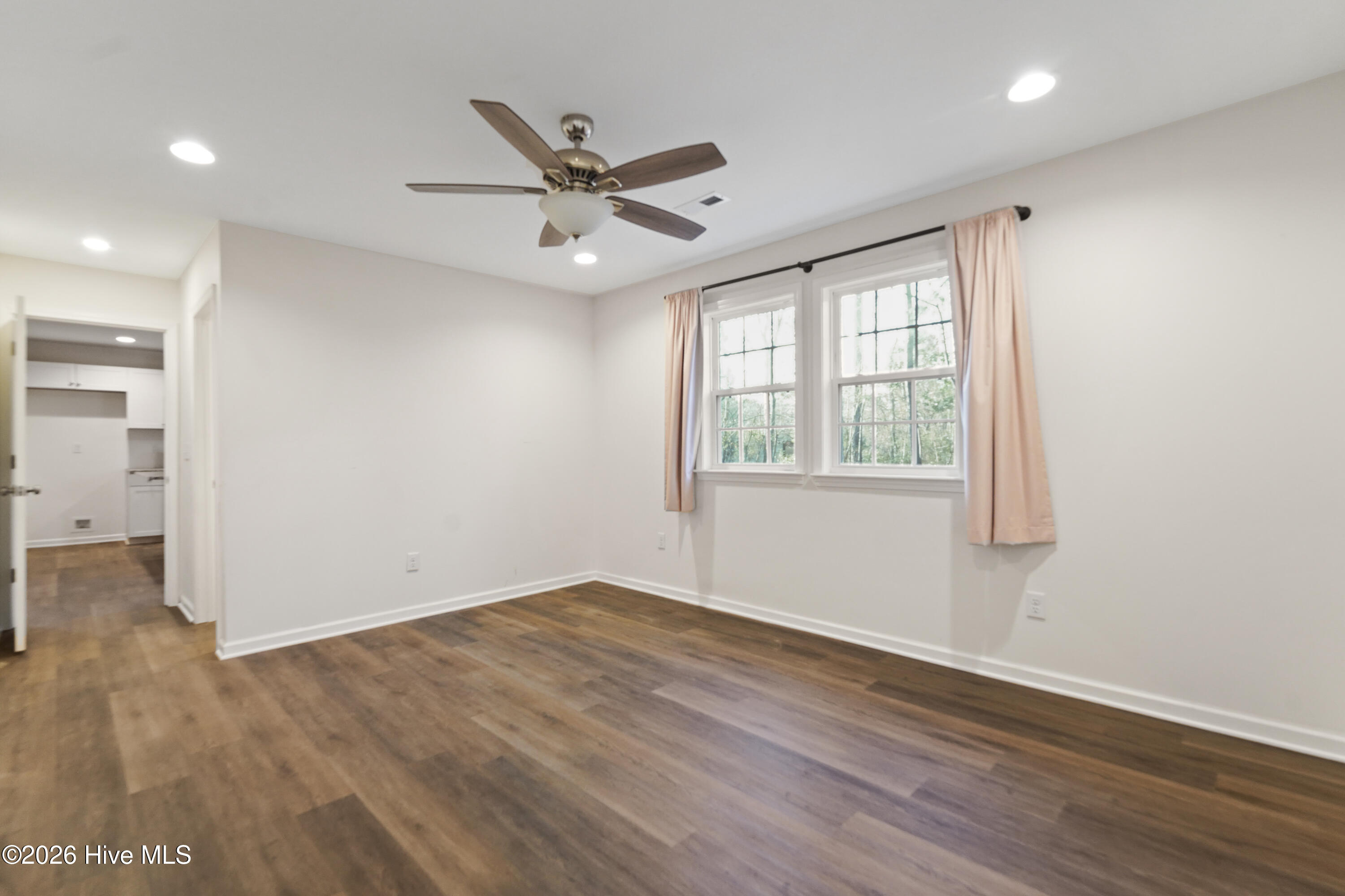 100548487 | Photo 26