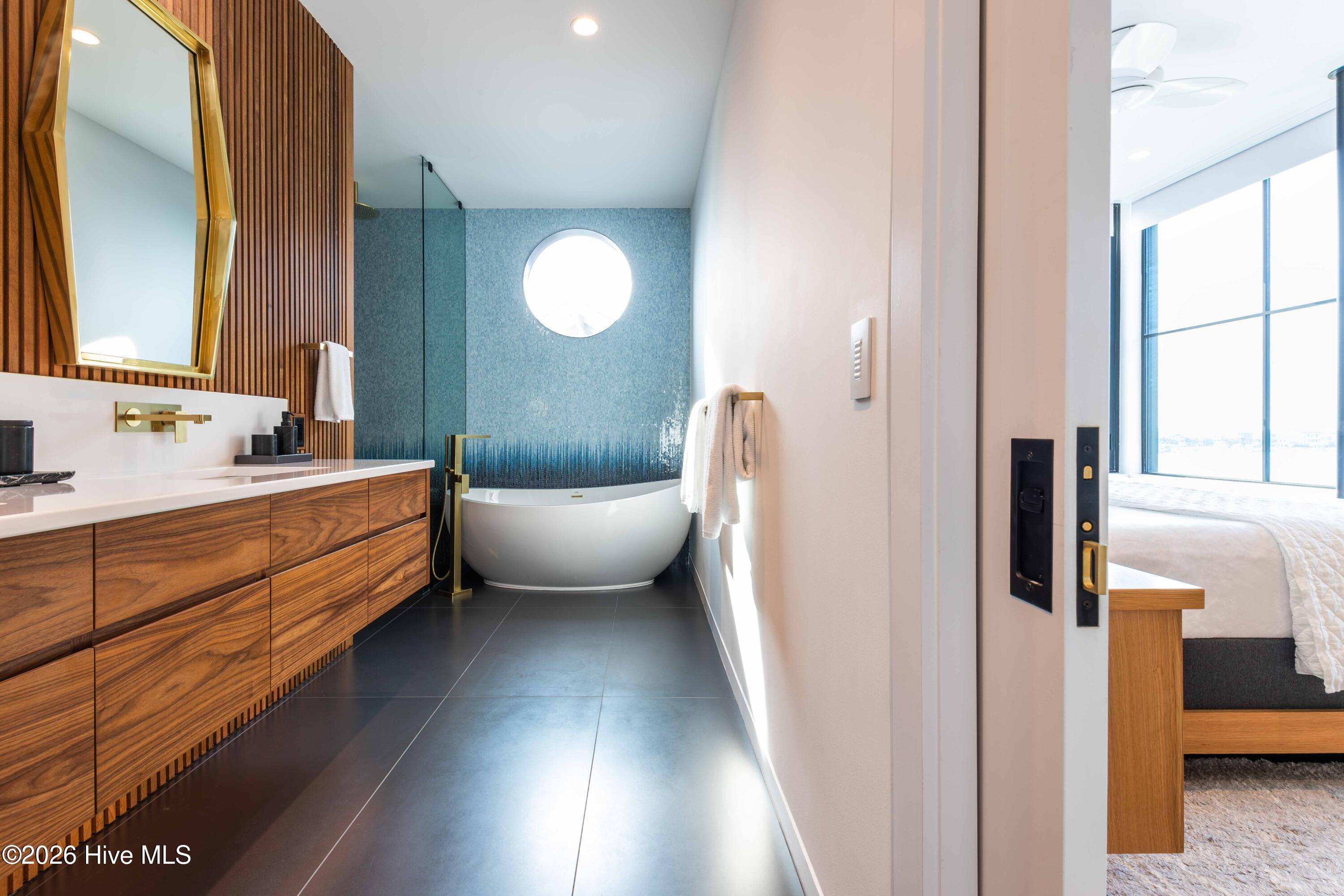 100554163 | Photo 25