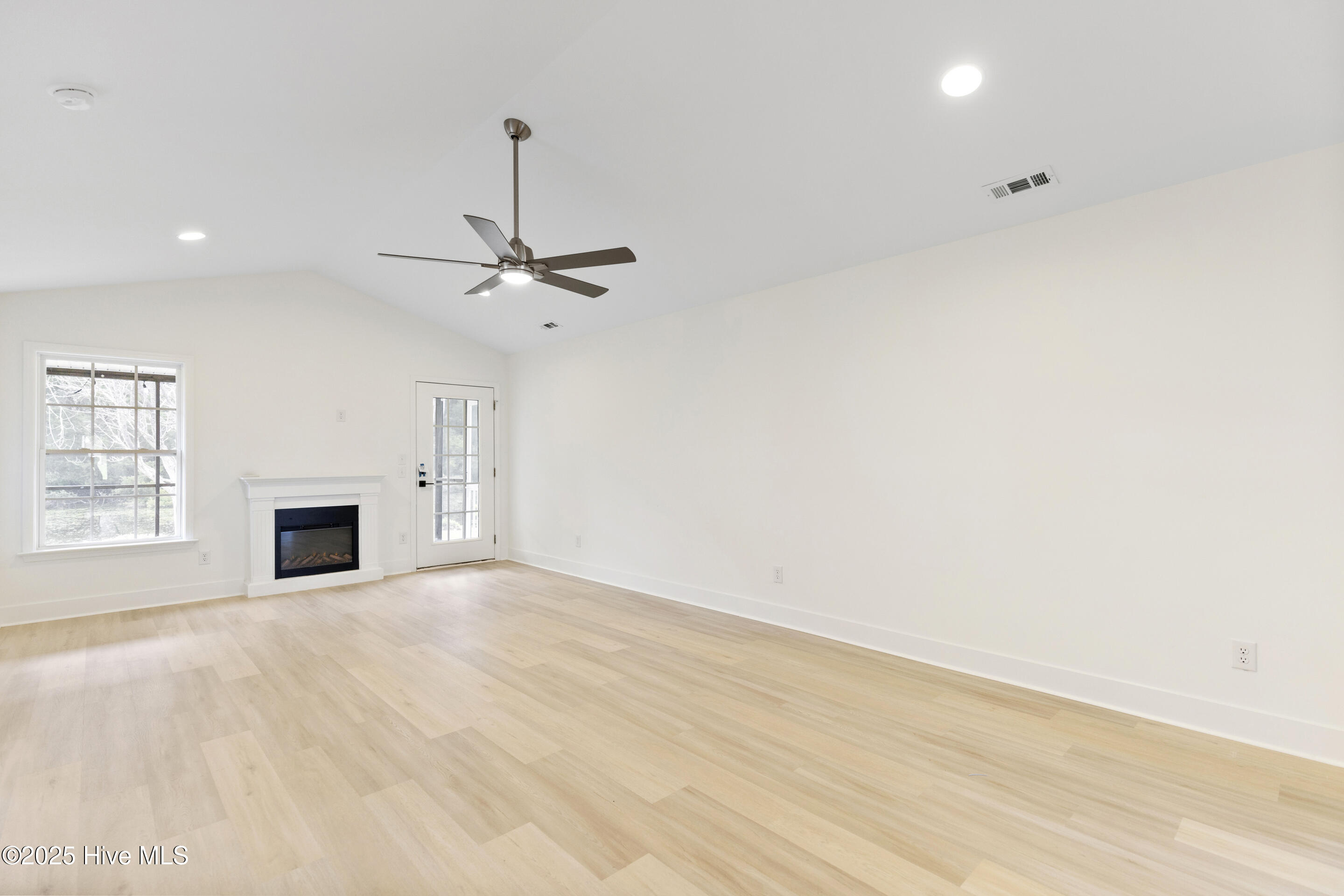 100548000 | Photo 16