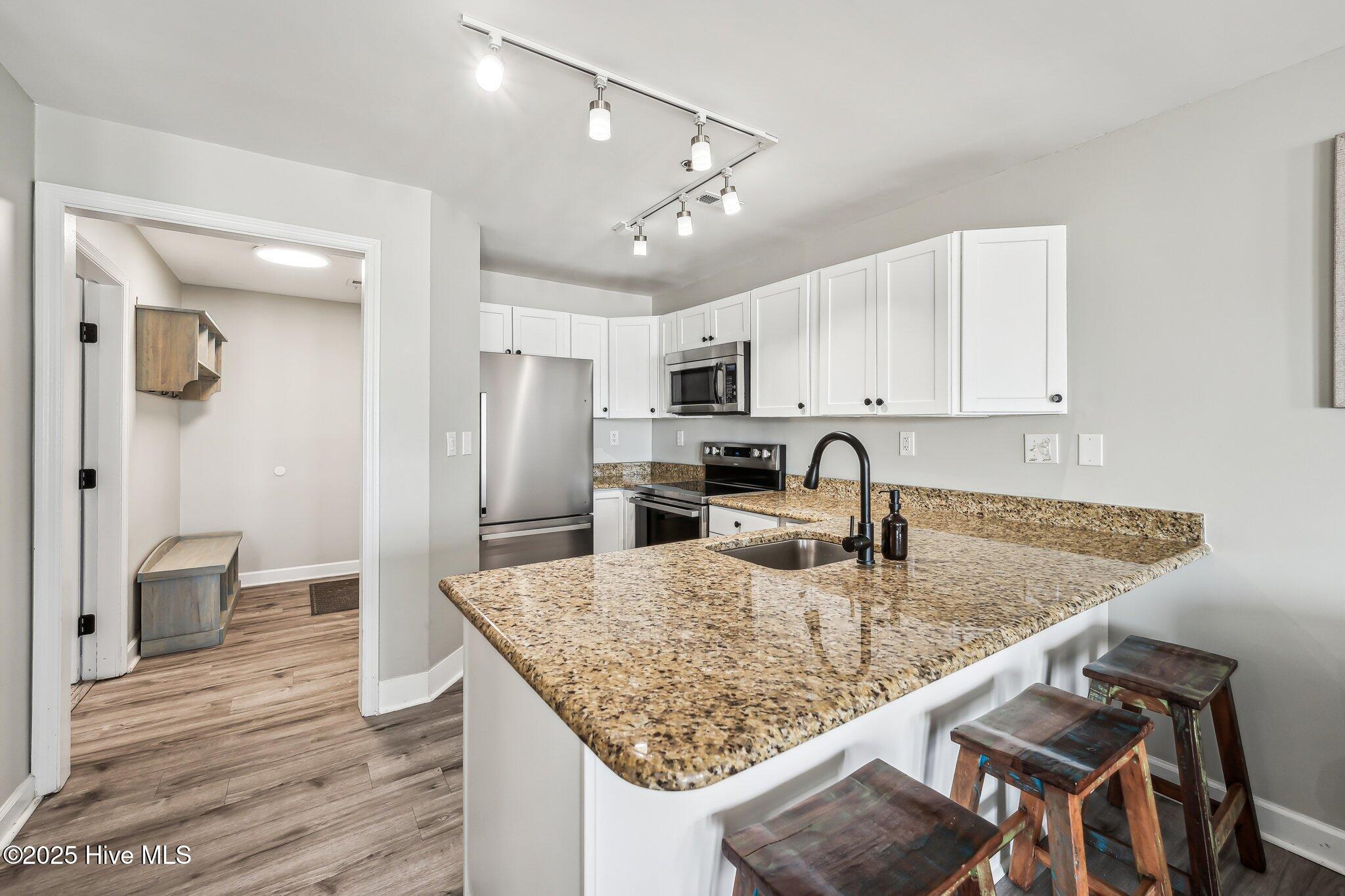 100562978 | Photo 12