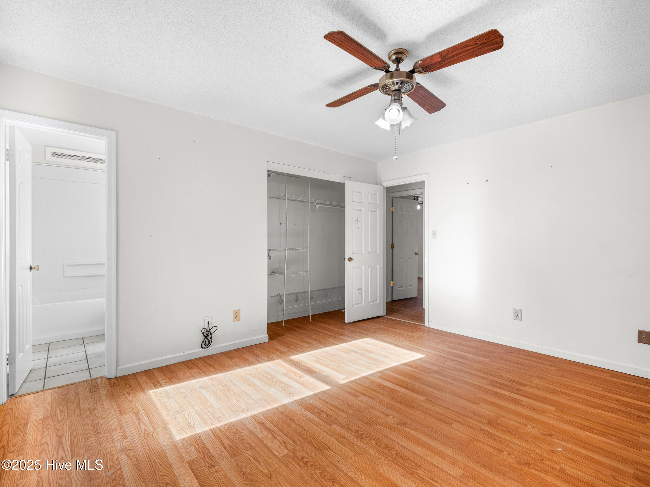 100540121 | Photo 17